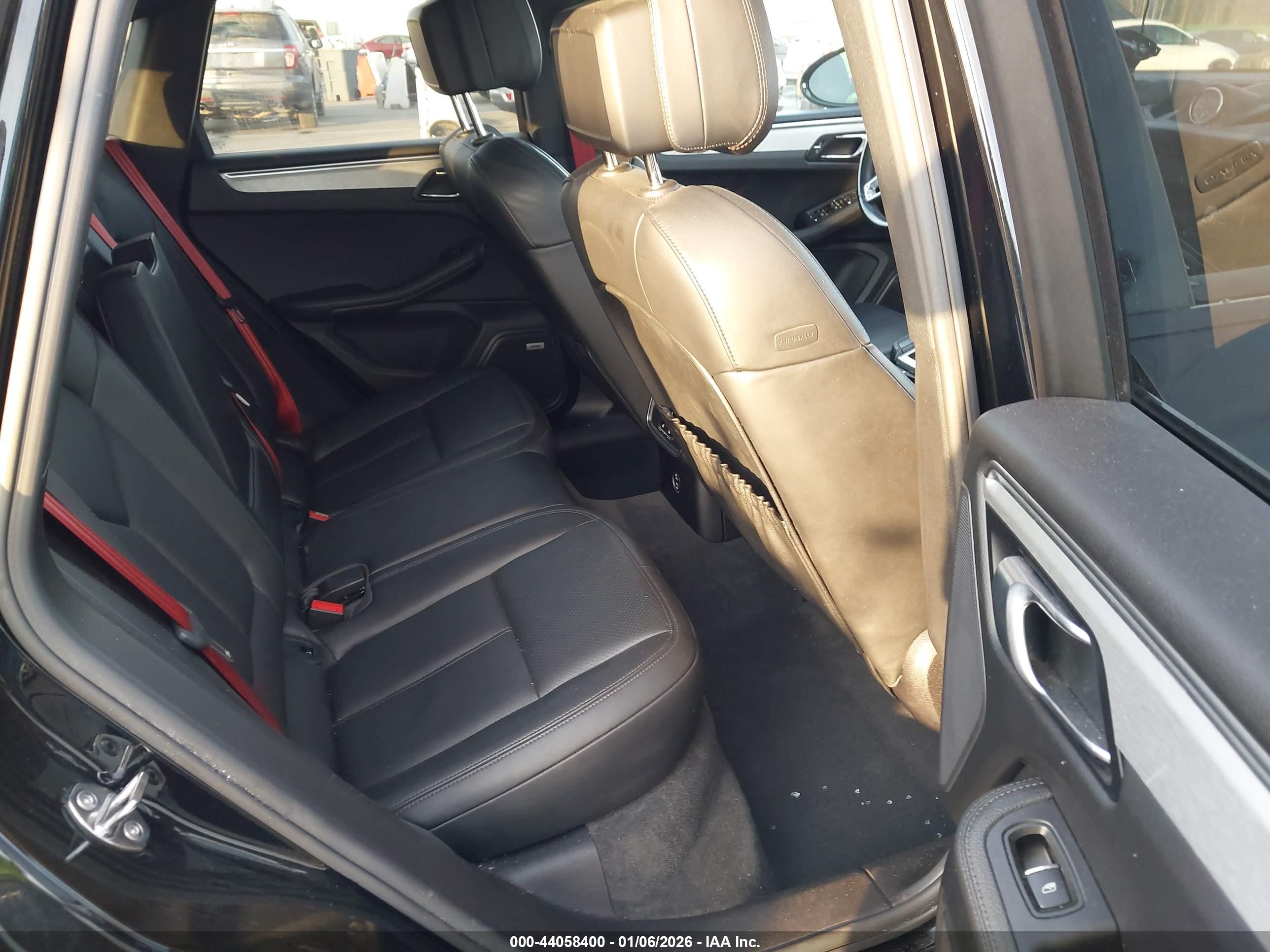 PORSCHE MACAN image 8
