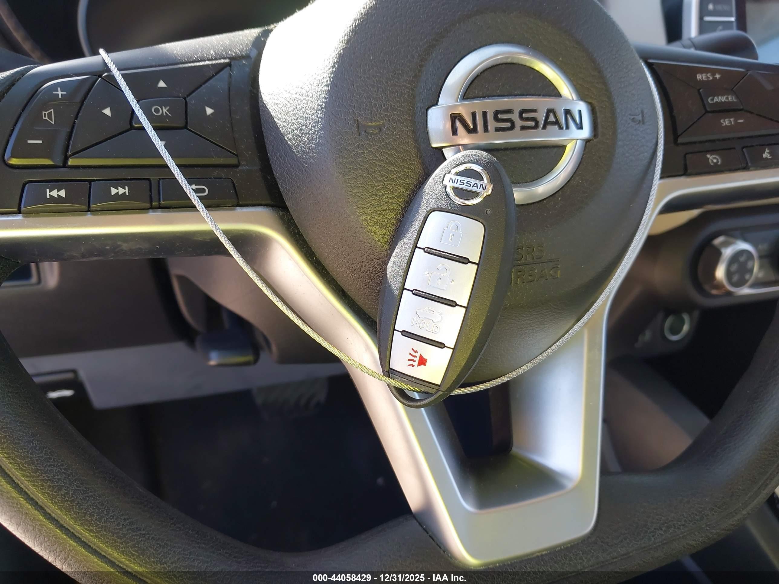 NISSAN VERSA image 11