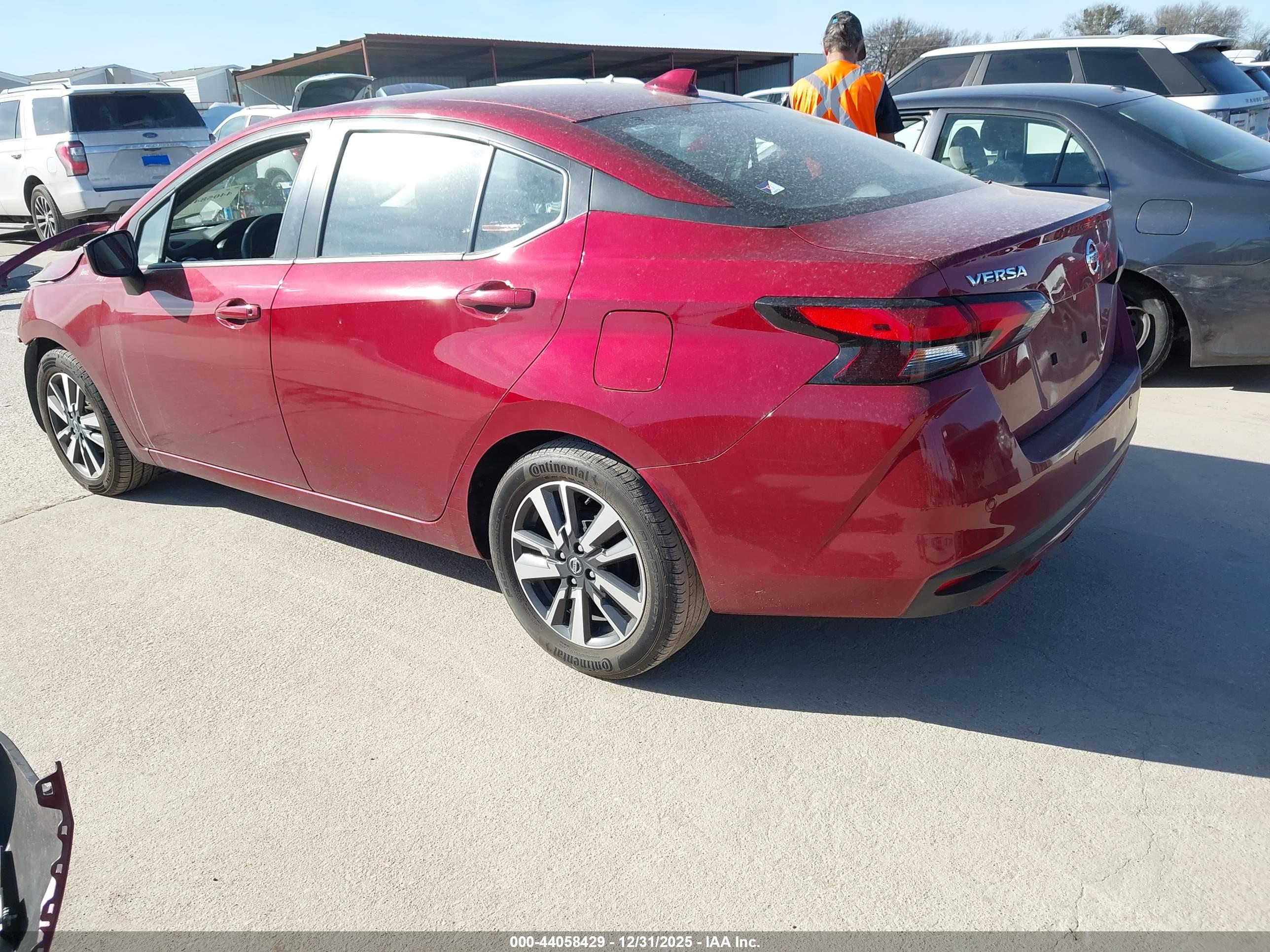 NISSAN VERSA image 3
