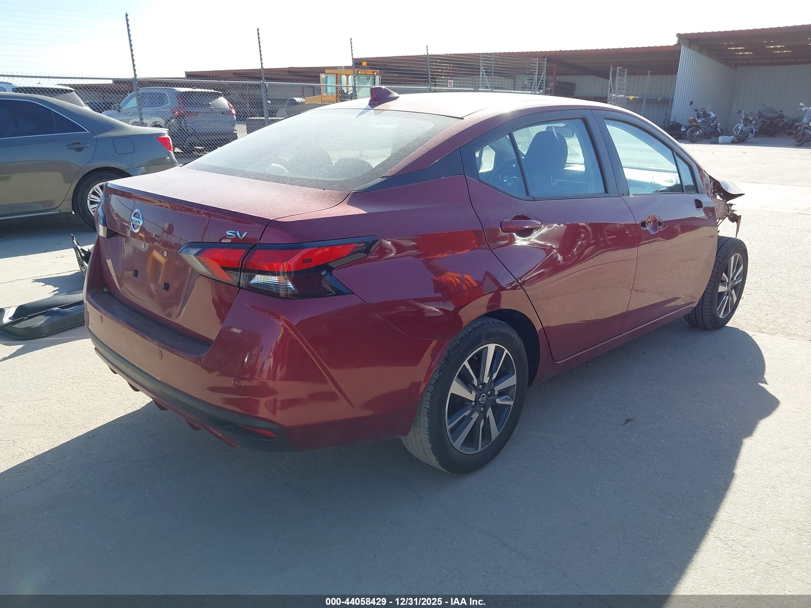 NISSAN VERSA image 4