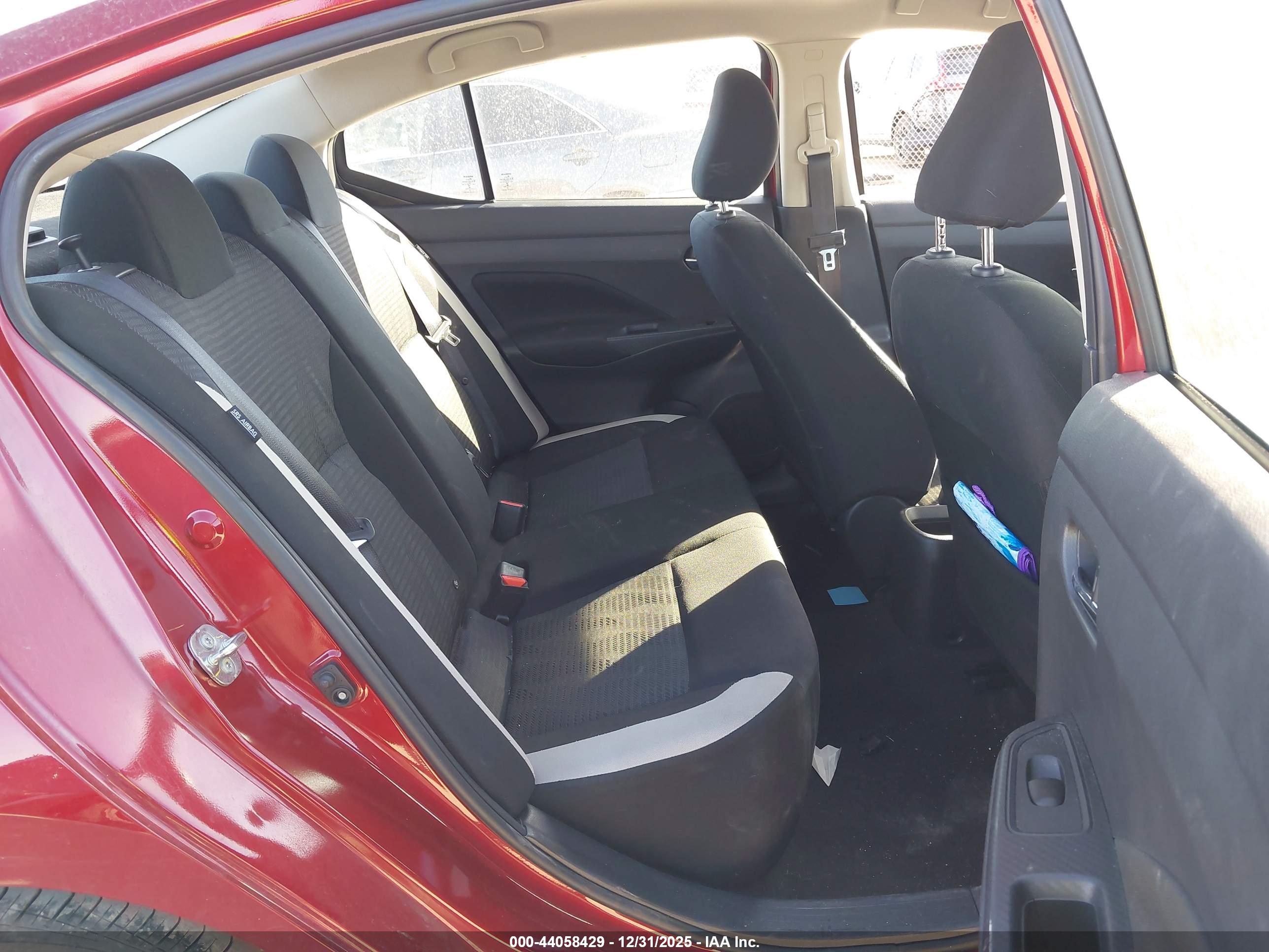 NISSAN VERSA image 8