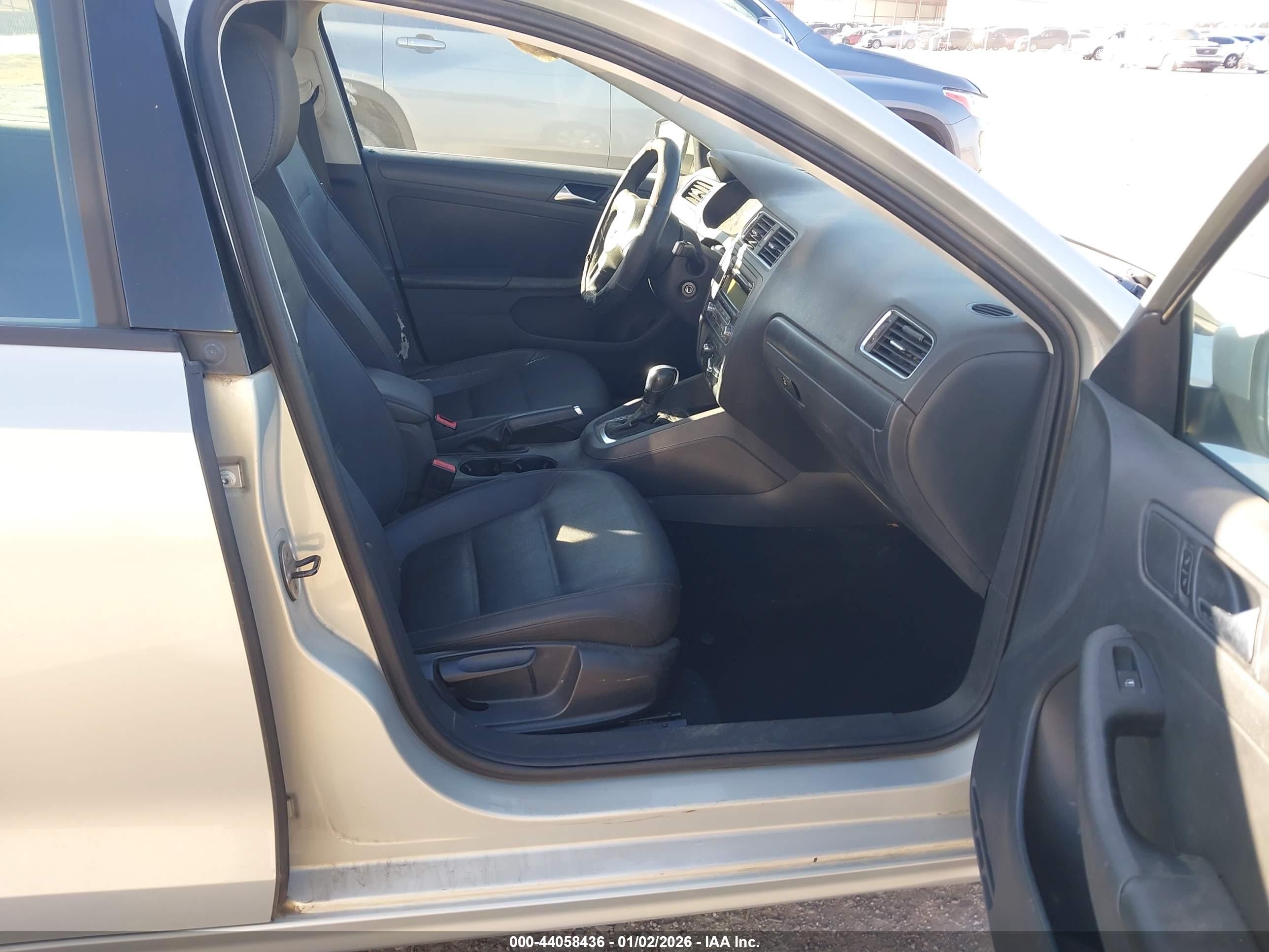 VOLKSWAGEN JETTA image 5