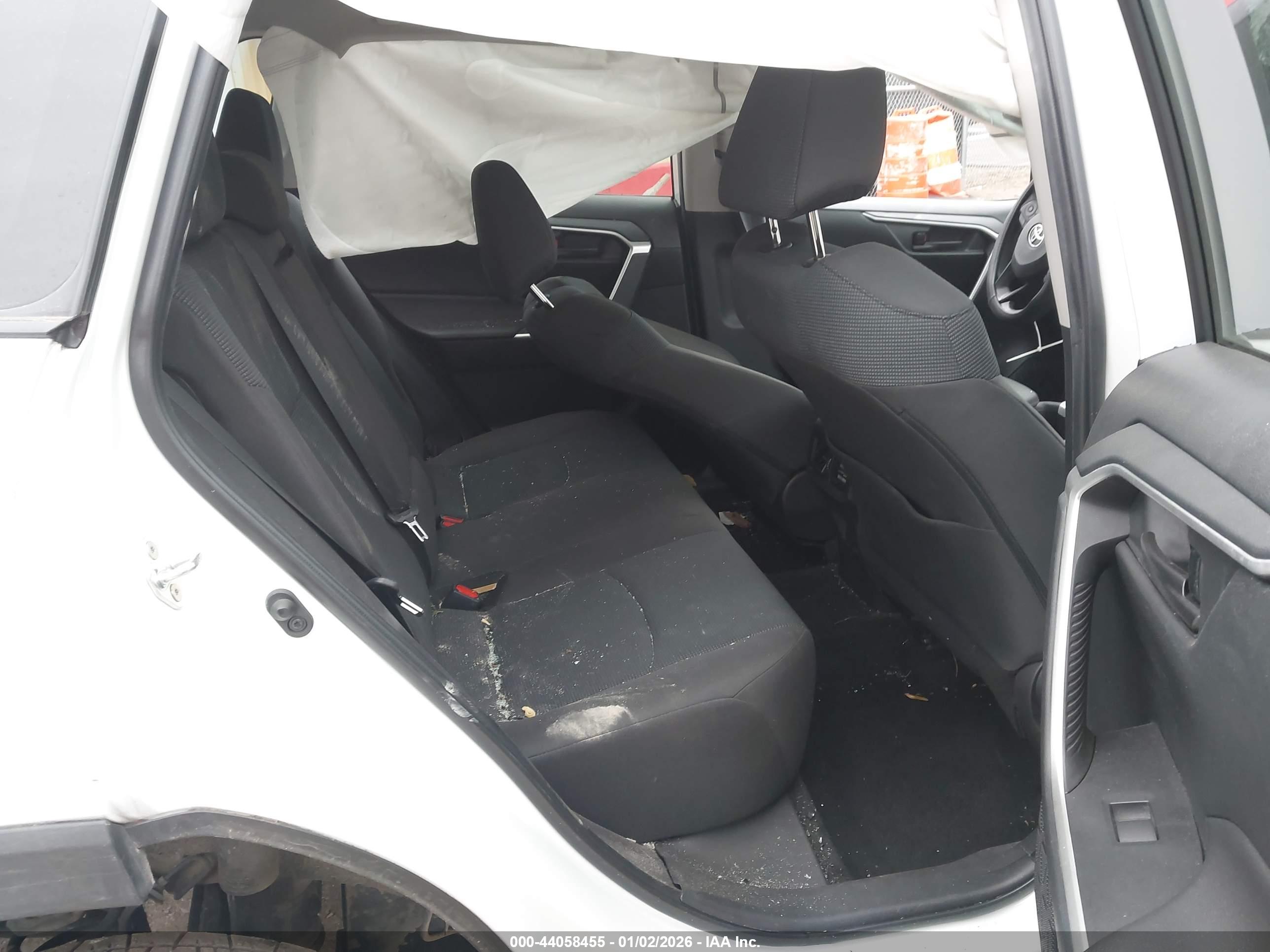 TOYOTA RAV4 image 8