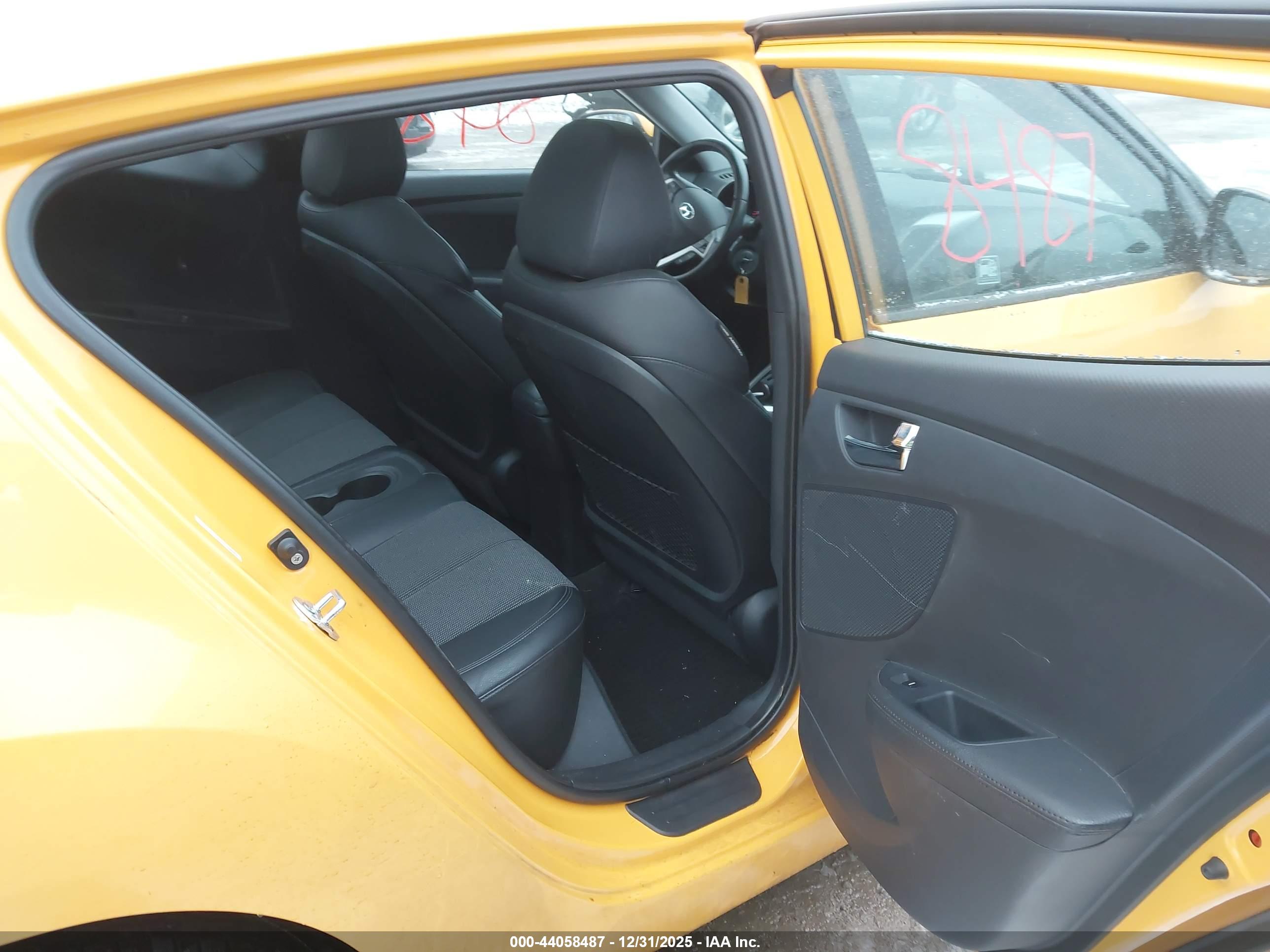 HYUNDAI VELOSTER image 8