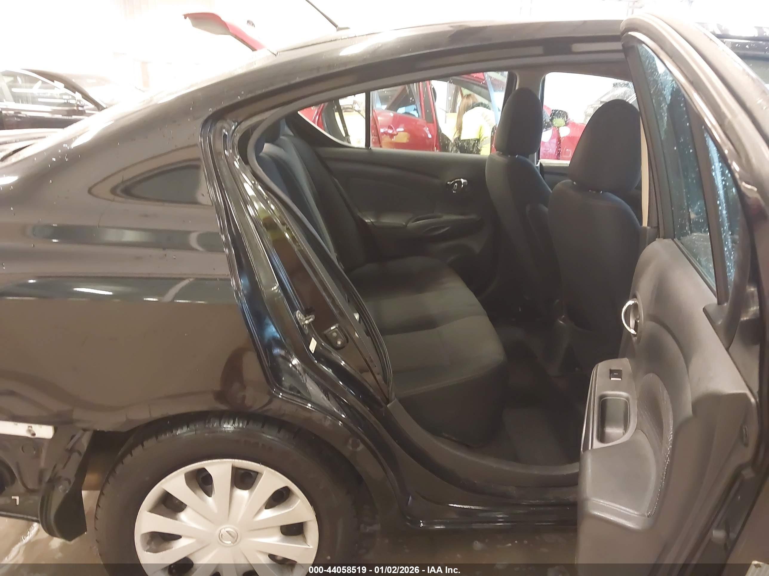 NISSAN VERSA image 8