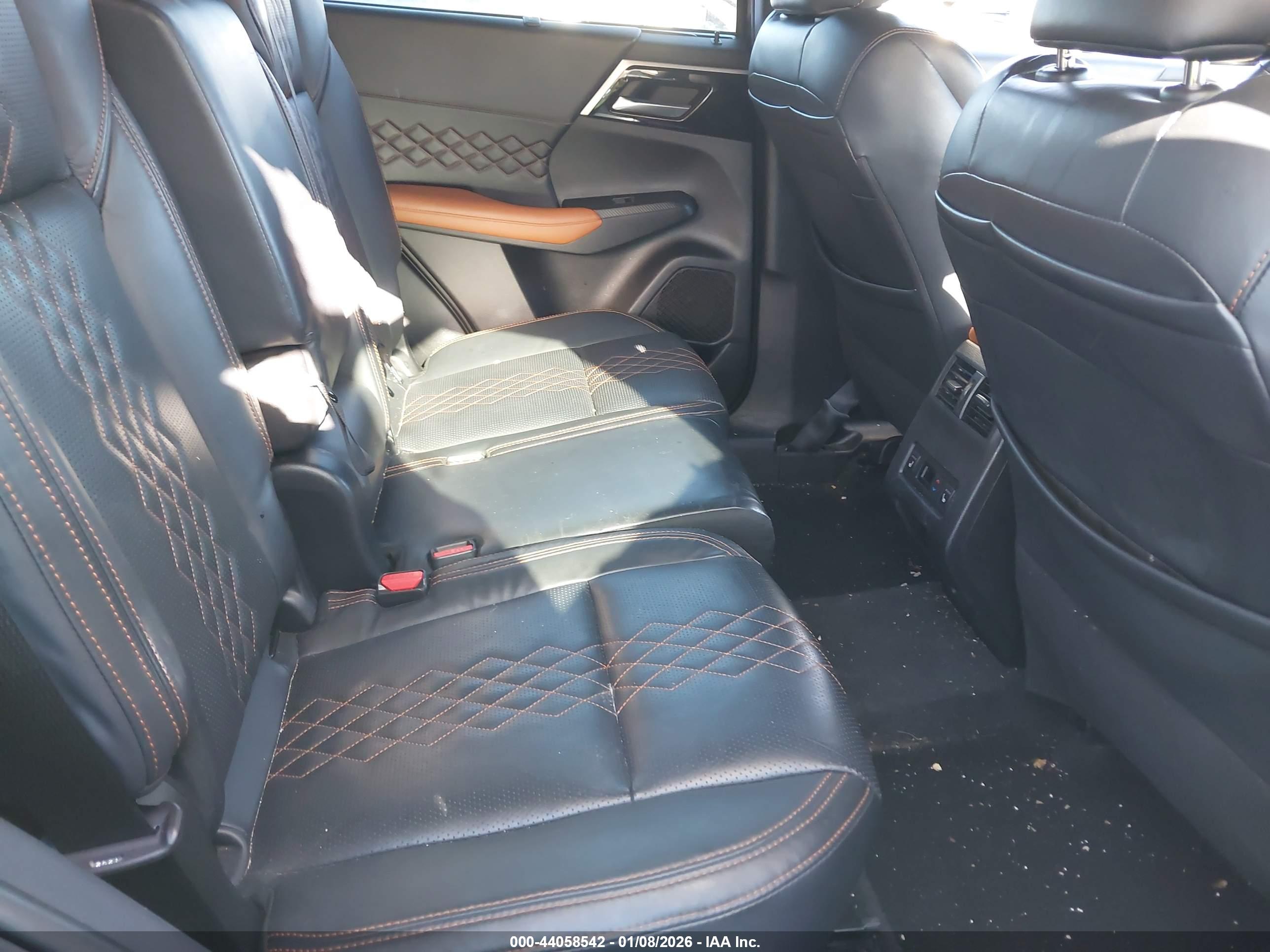 MITSUBISHI OUTLANDER image 8