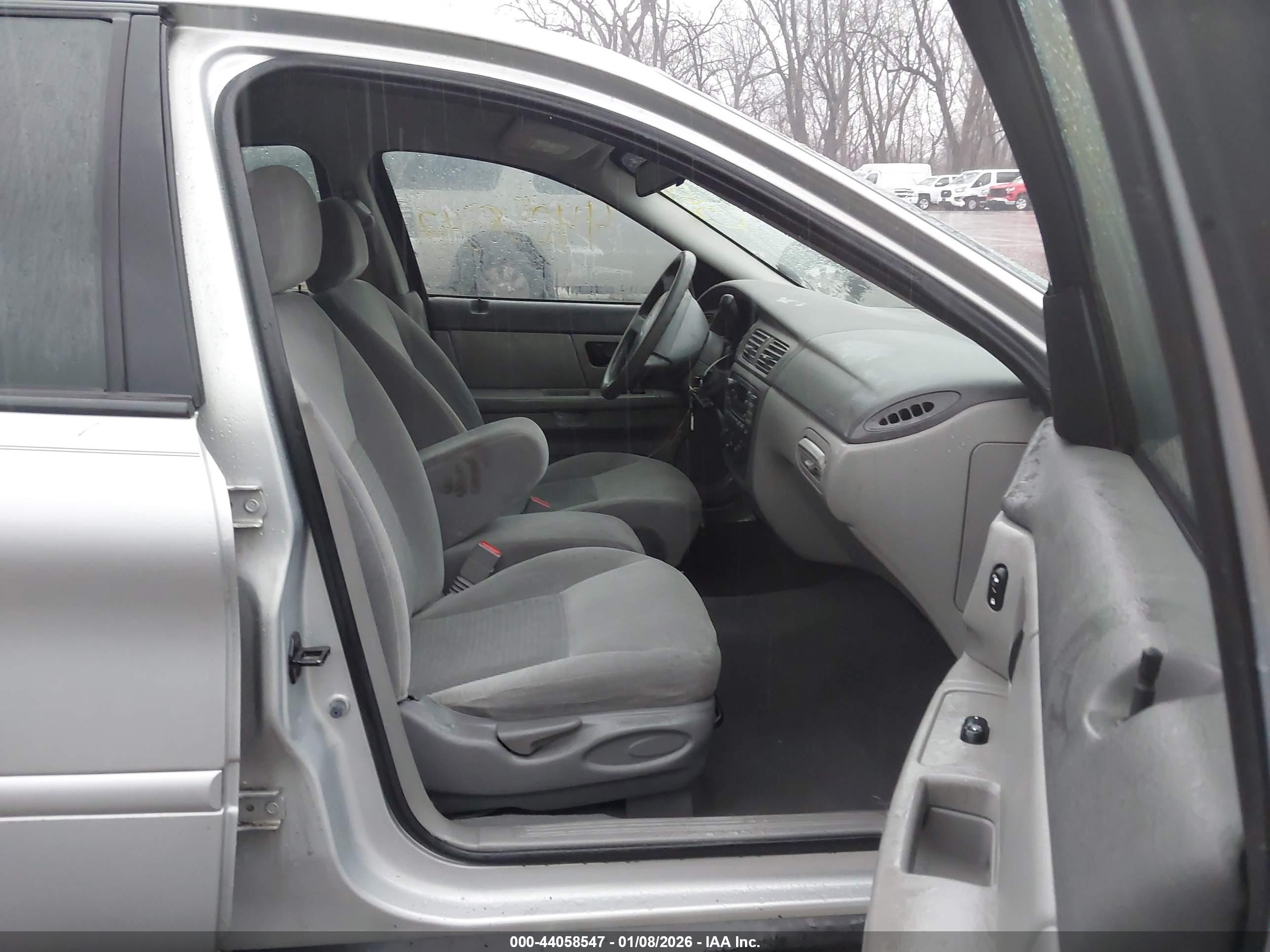 FORD TAURUS image 5
