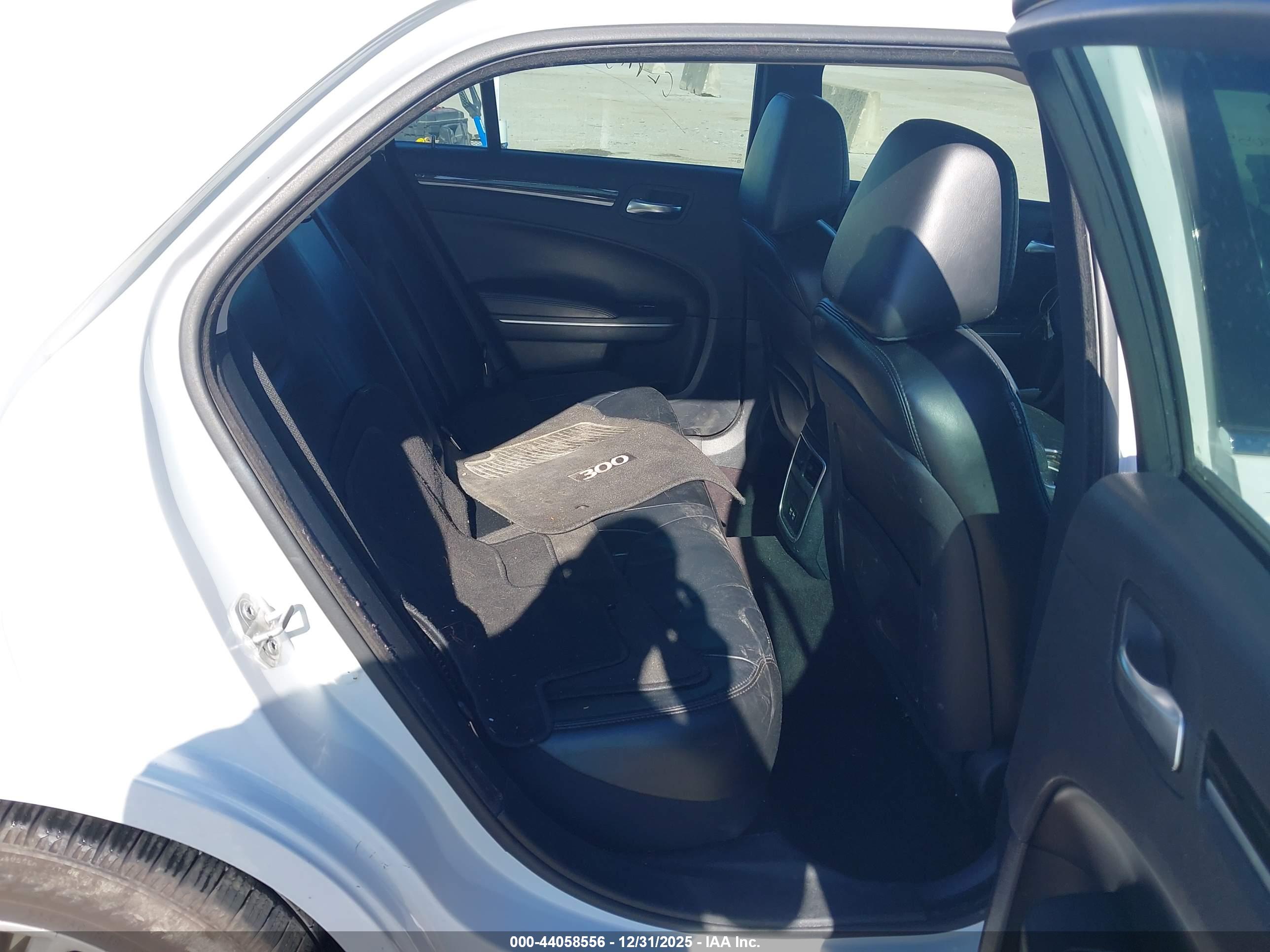 CHRYSLER 300 image 8