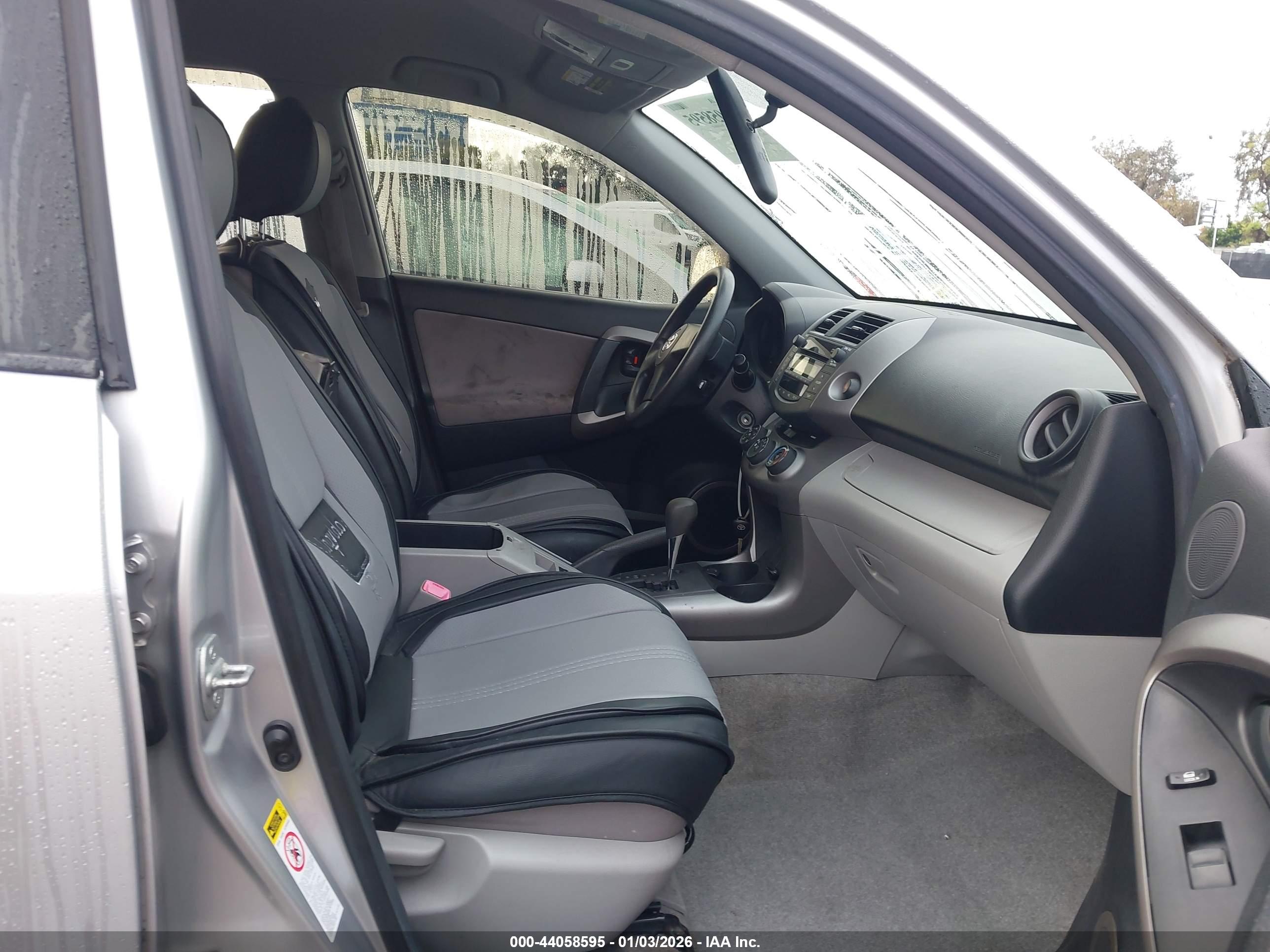 TOYOTA RAV4 image 5