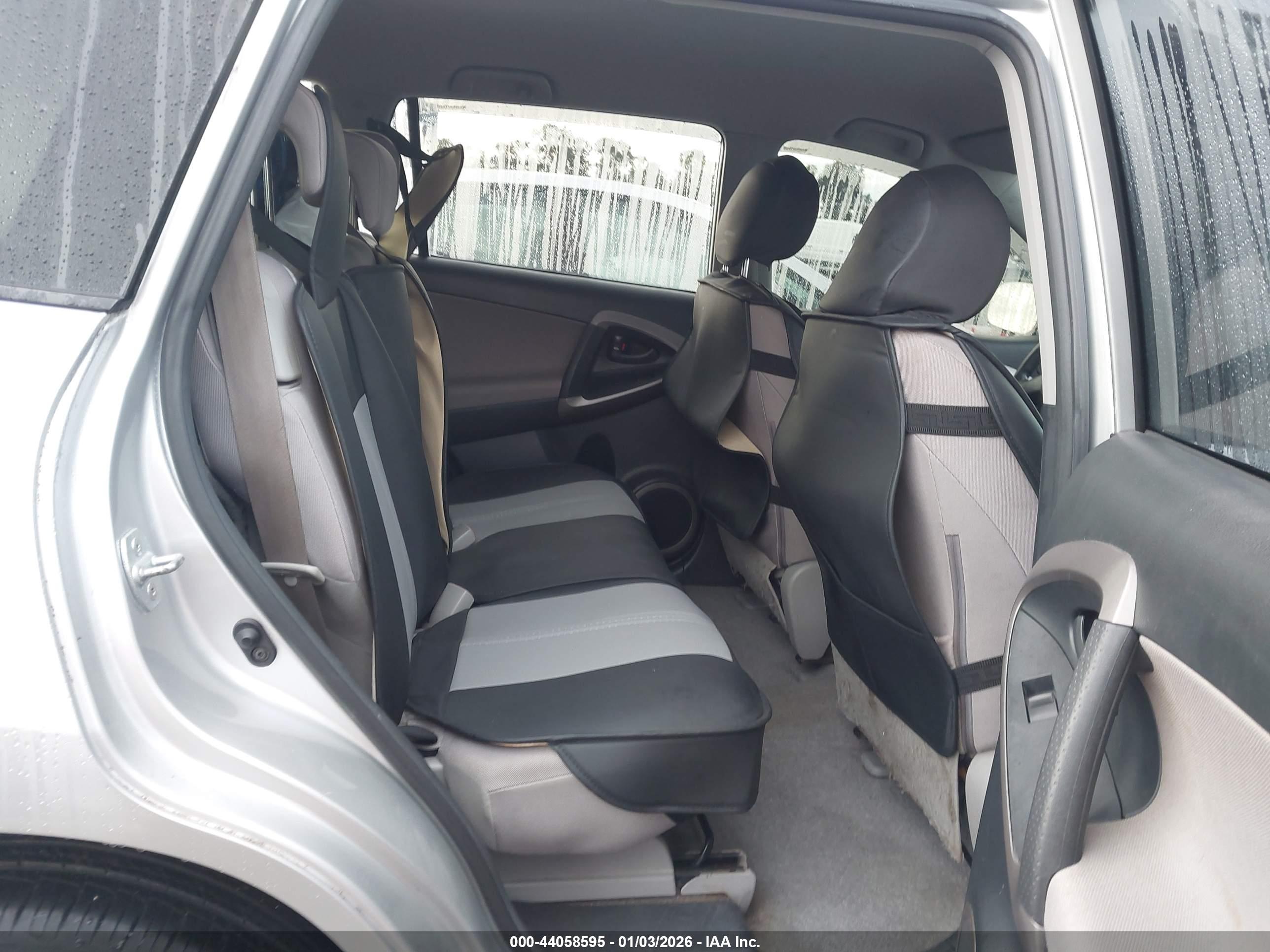 TOYOTA RAV4 image 8