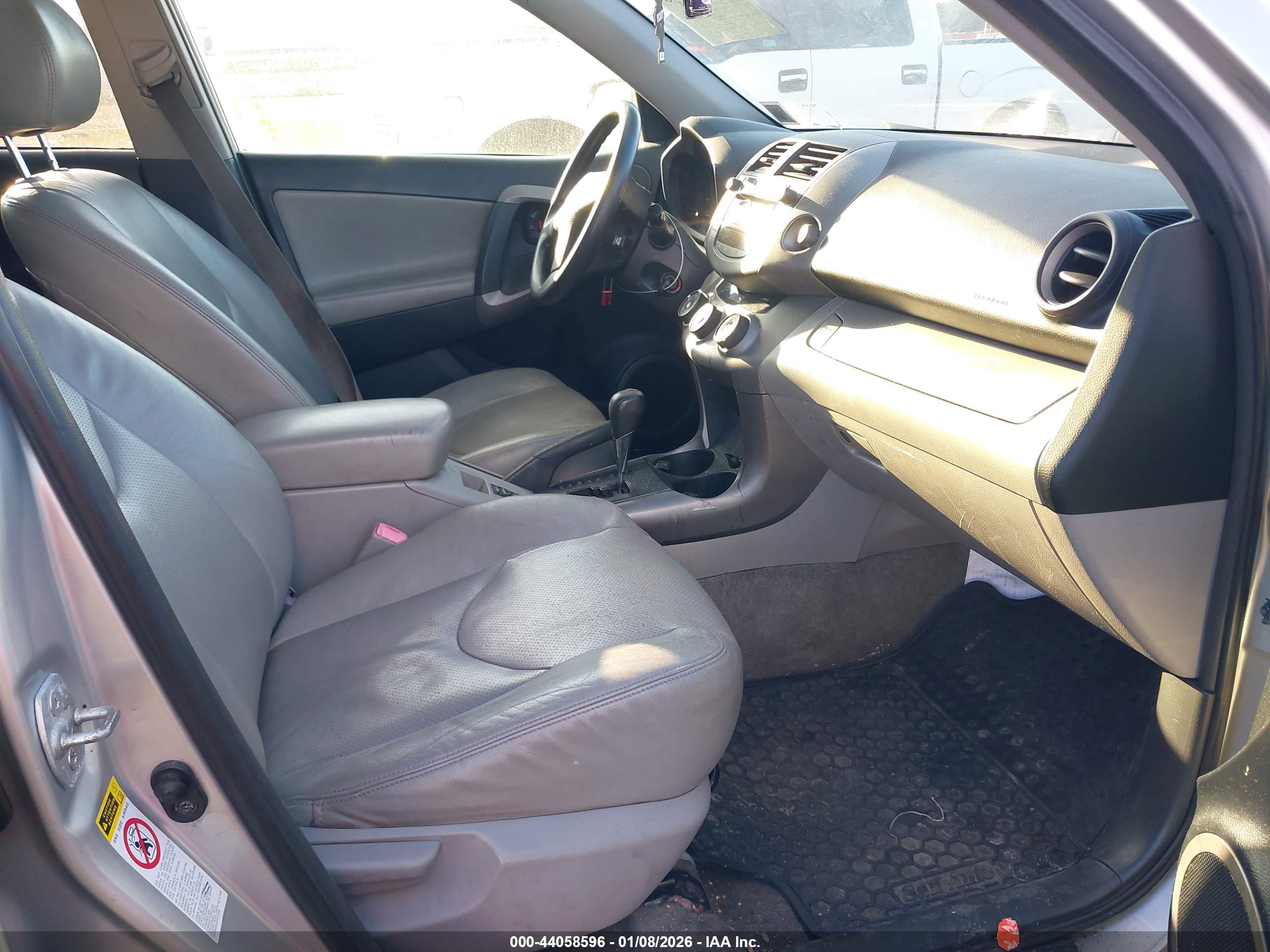 TOYOTA RAV4 image 5