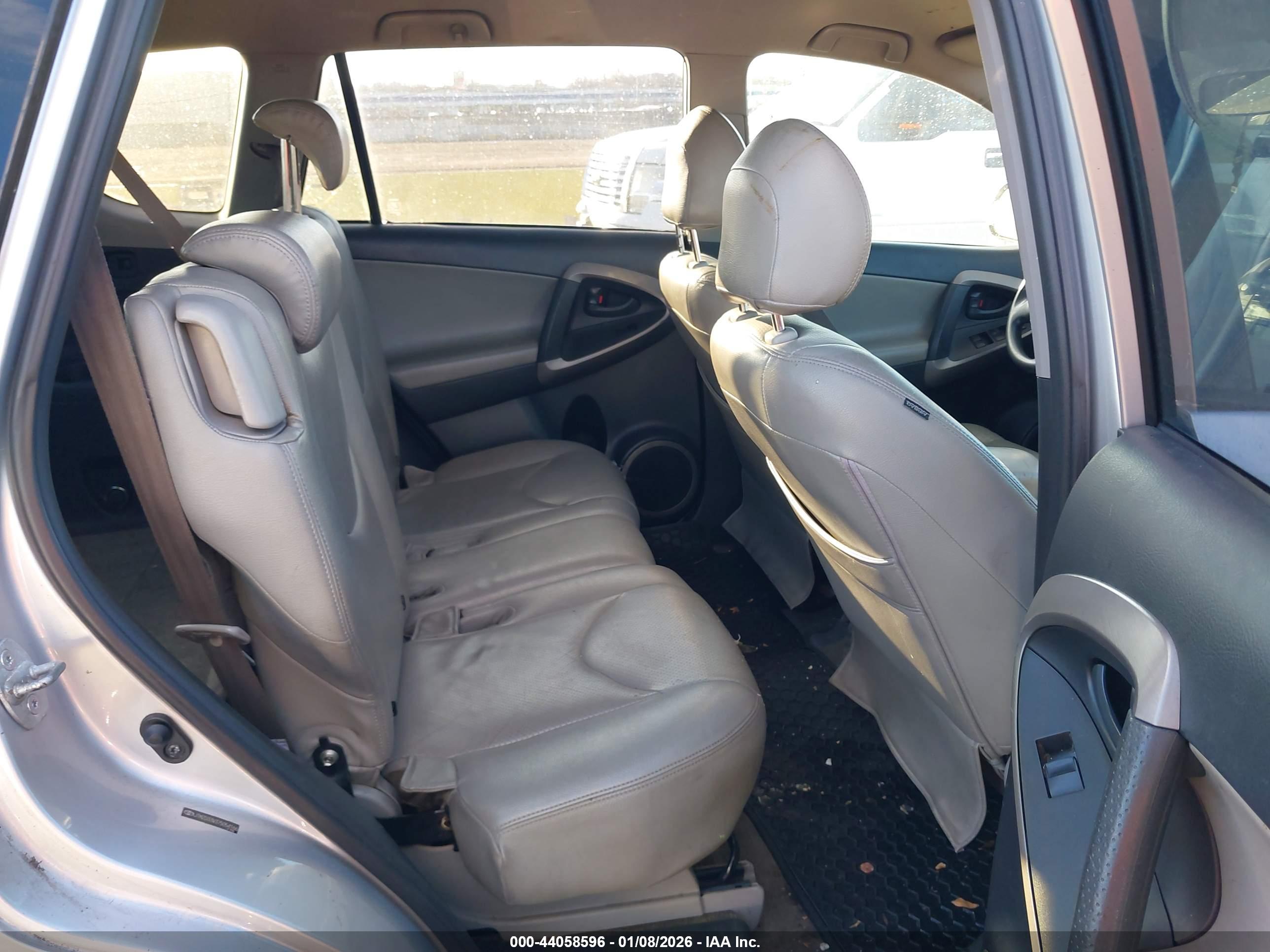 TOYOTA RAV4 image 8