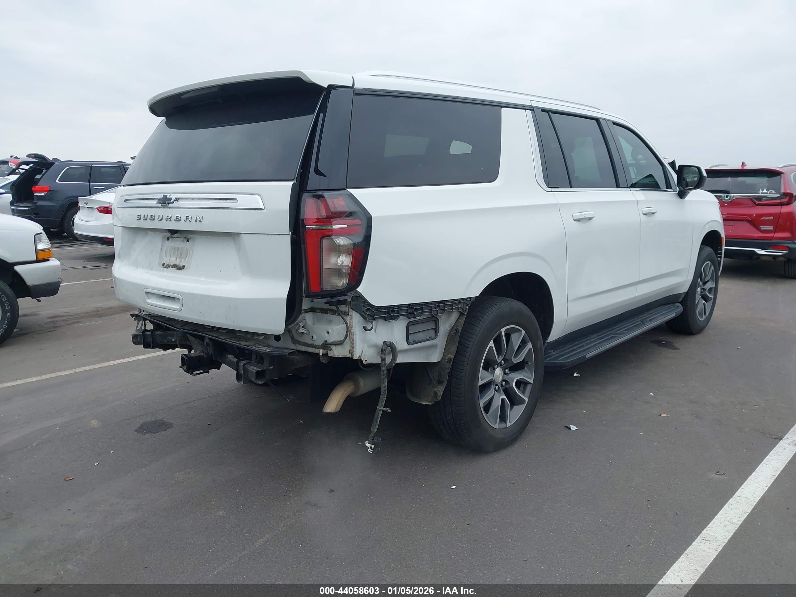 CHEVROLET SUBURBAN image 4
