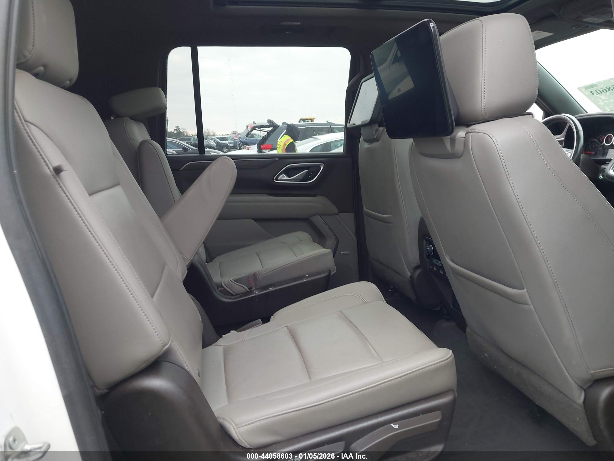 CHEVROLET SUBURBAN image 8