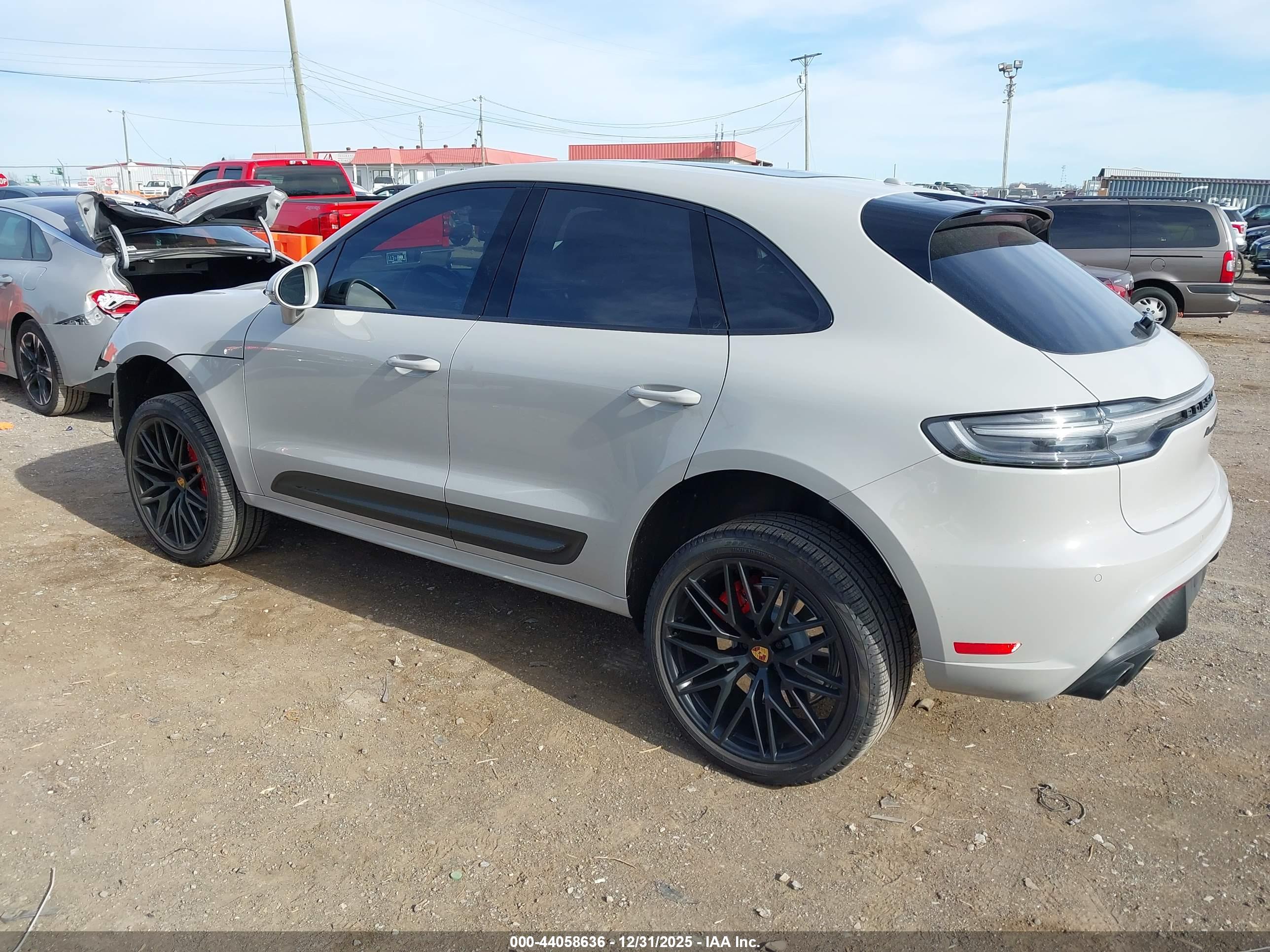 PORSCHE MACAN image 3