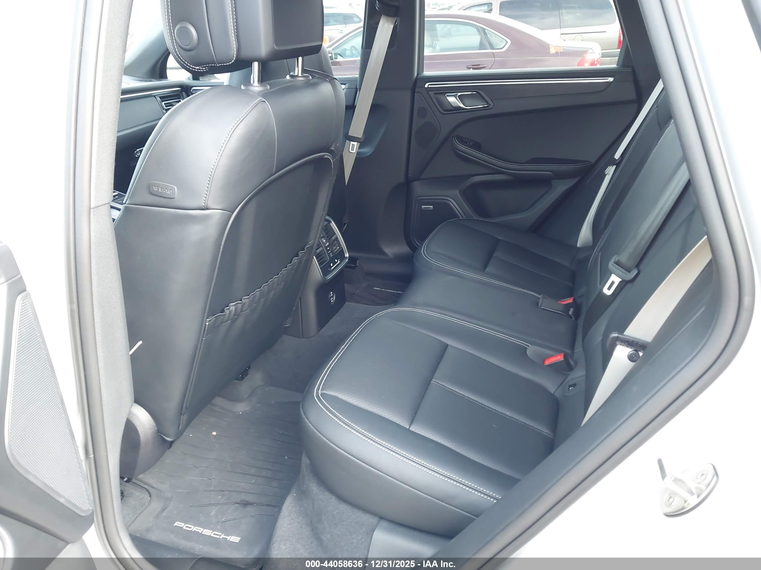 PORSCHE MACAN image 8