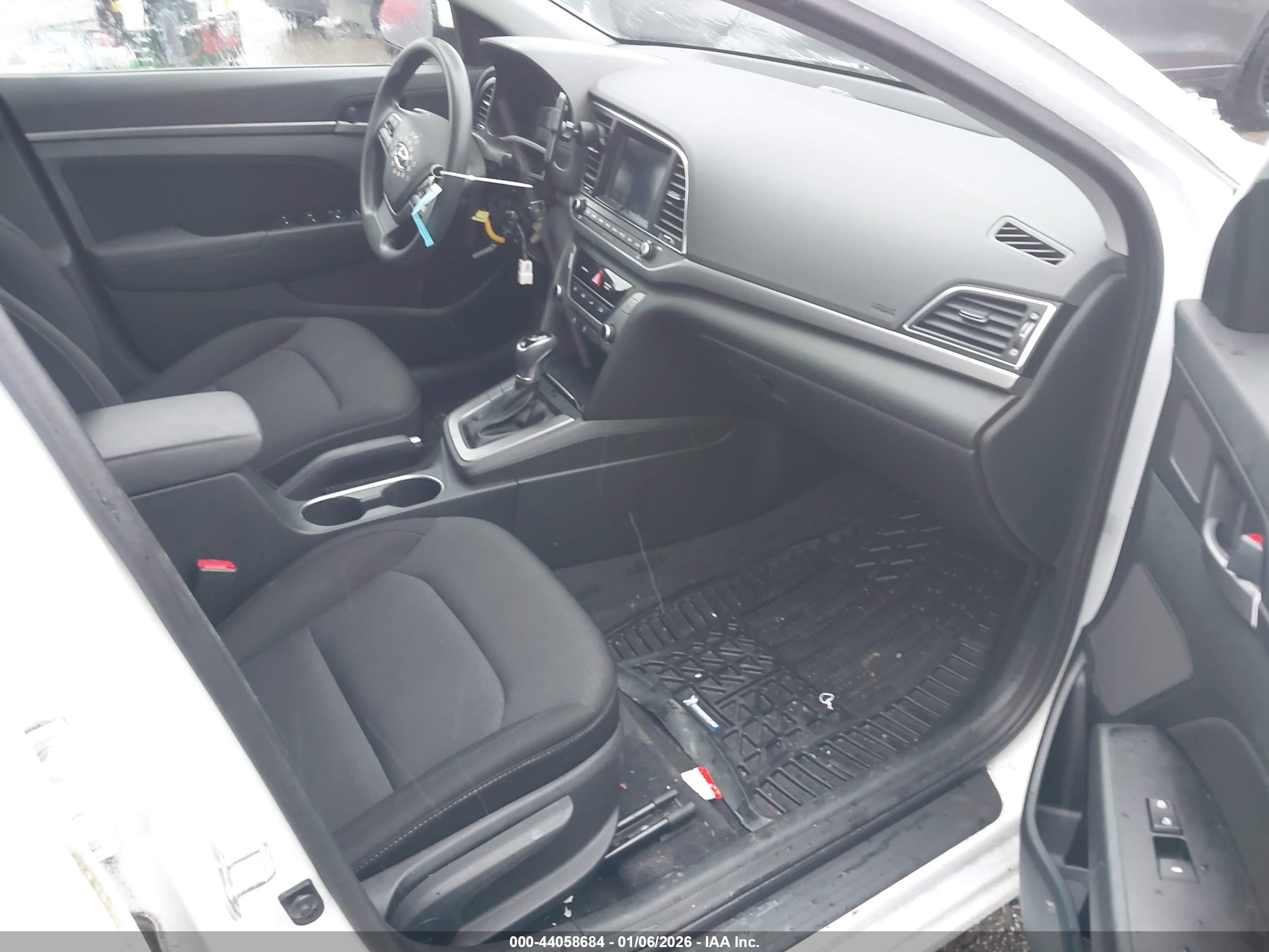HYUNDAI ELANTRA image 5