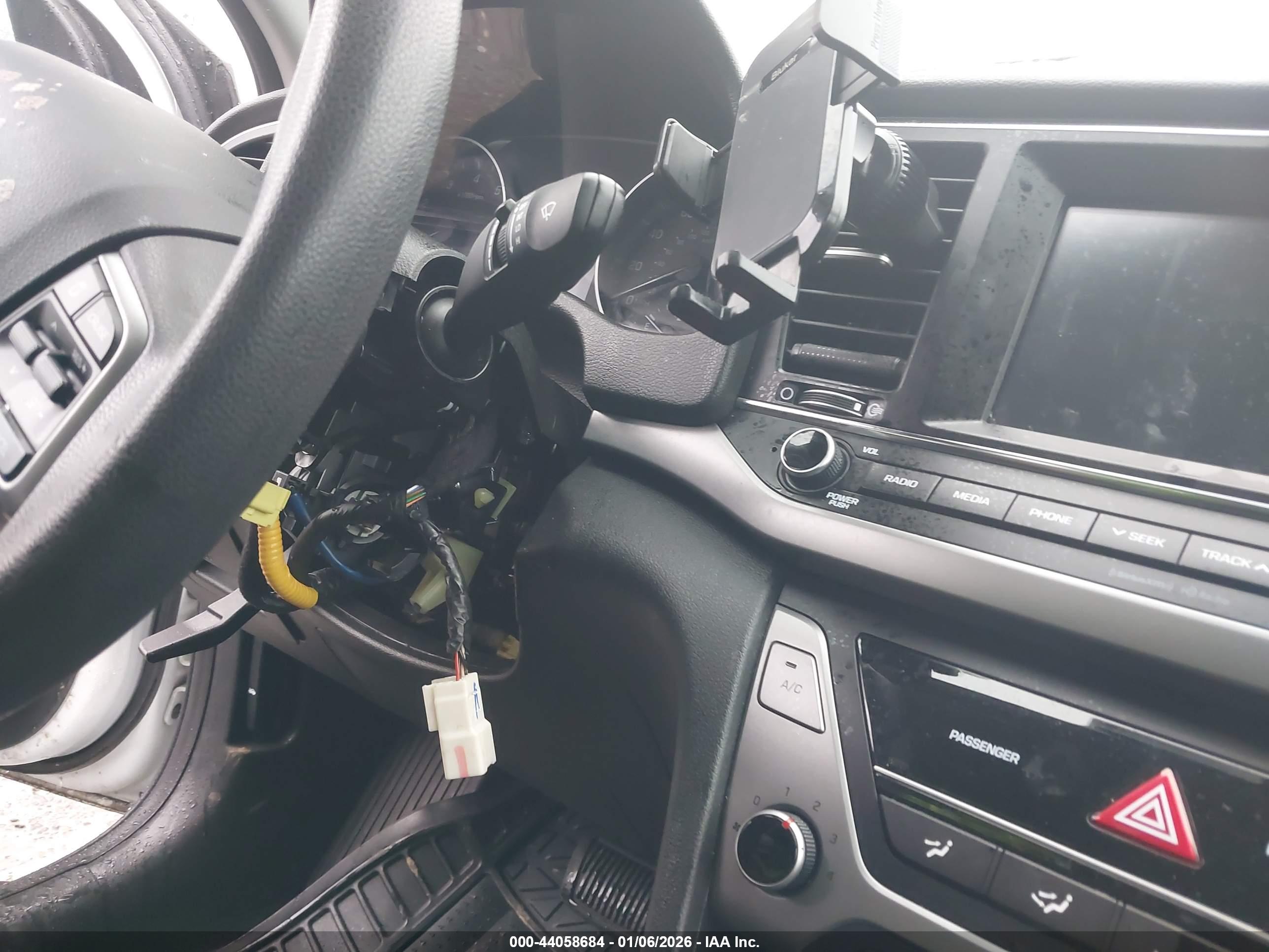 HYUNDAI ELANTRA image 6