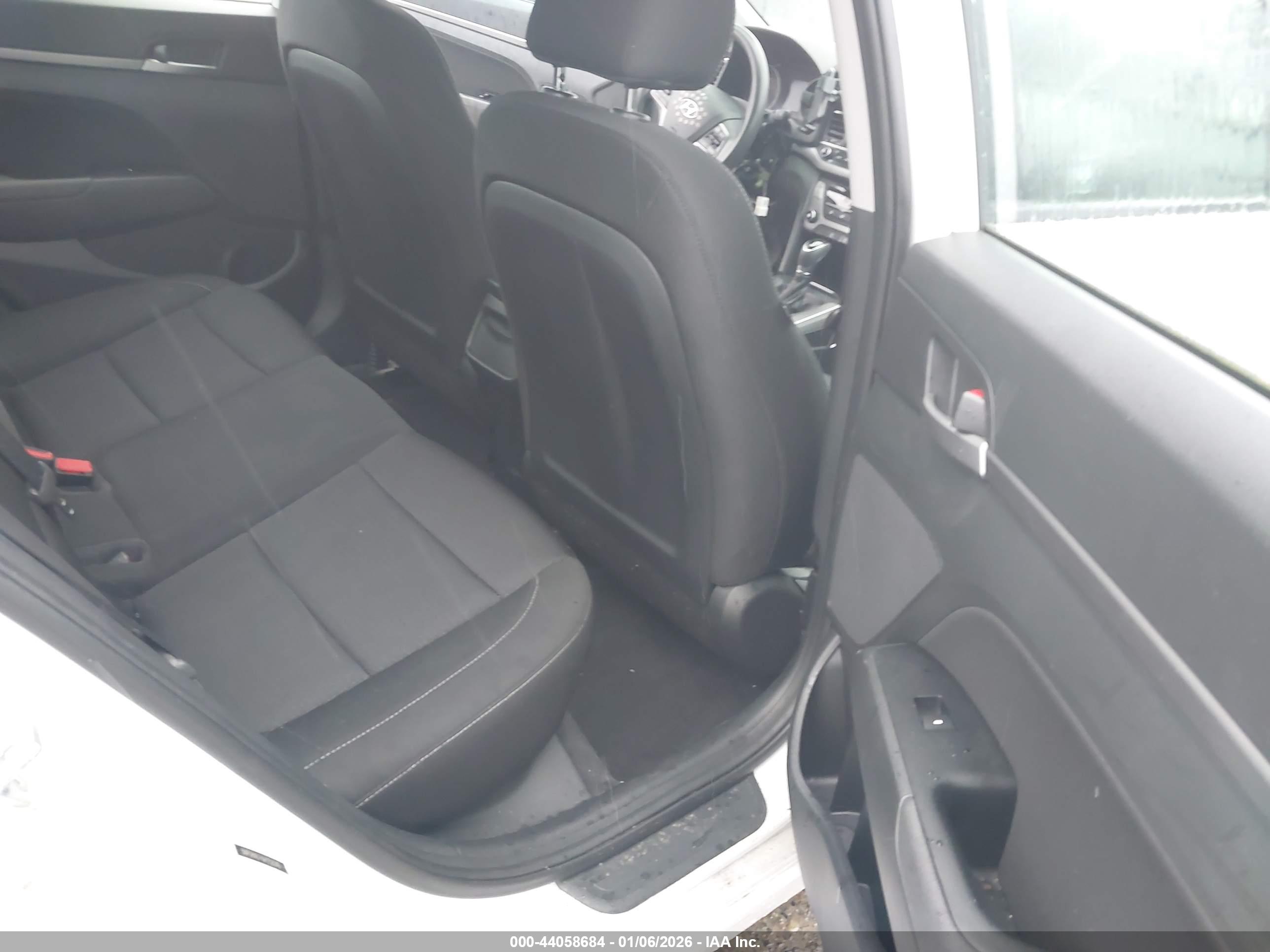 HYUNDAI ELANTRA image 8