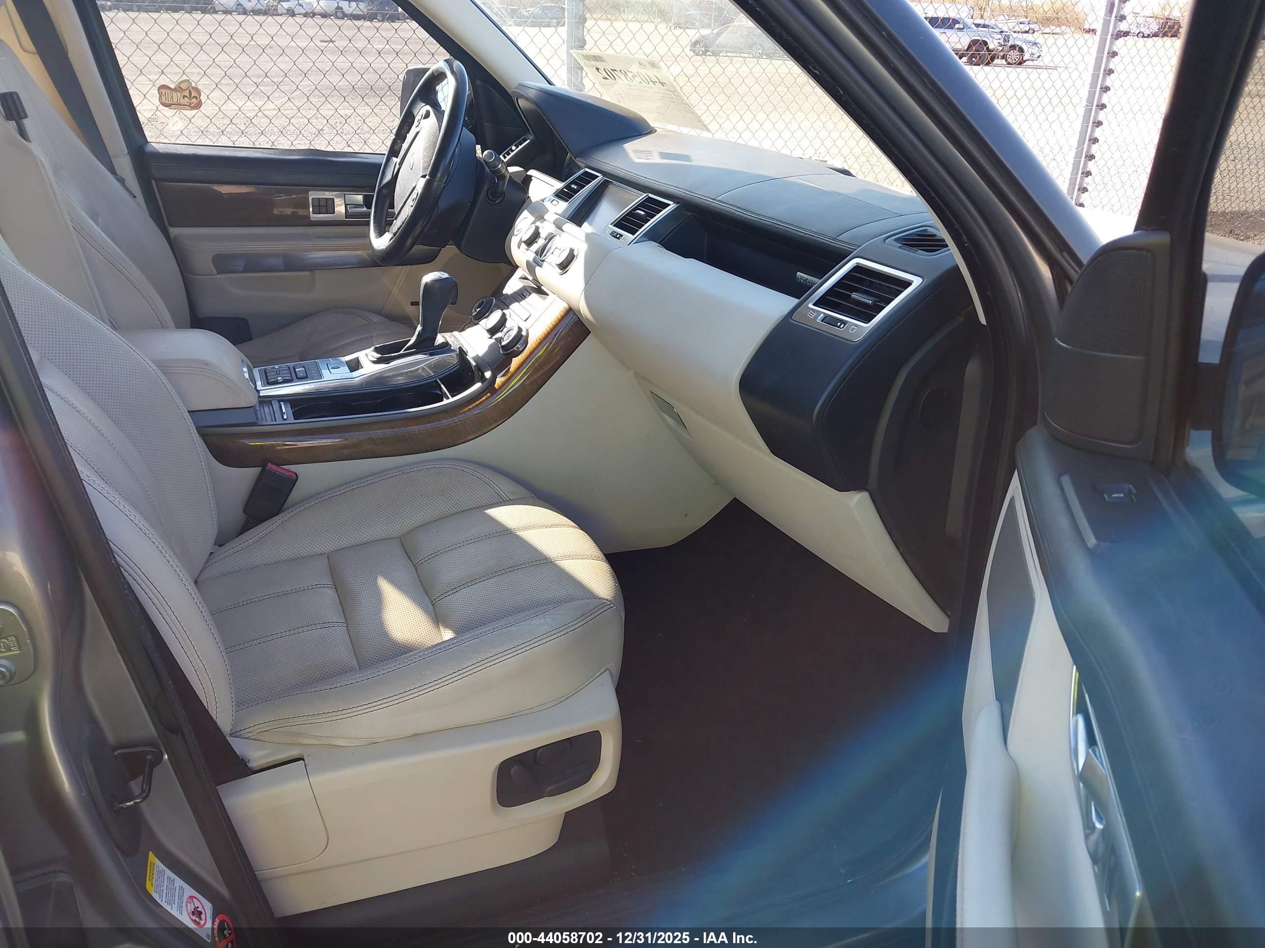 LAND ROVER image 5