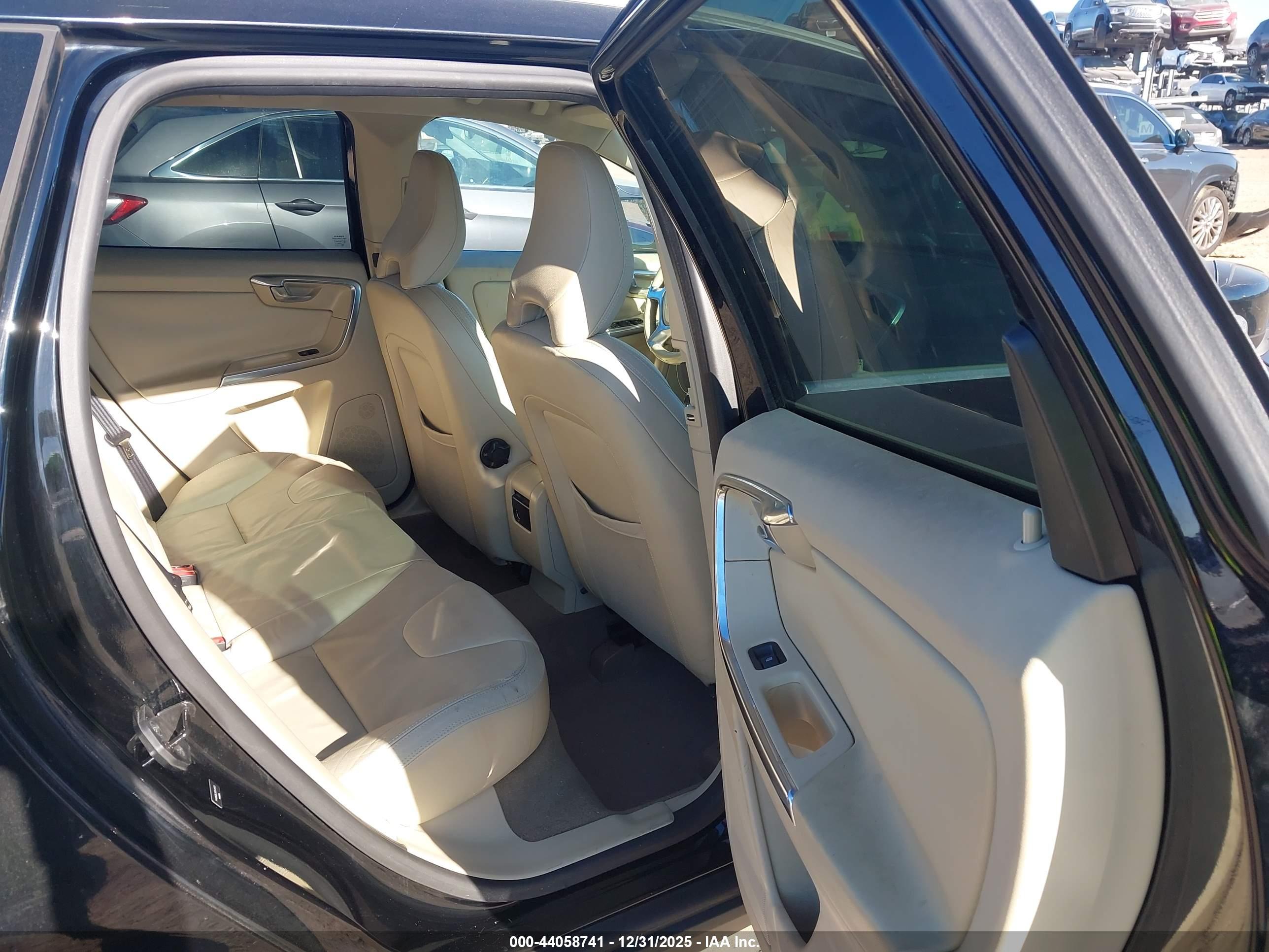 VOLVO XC60 image 8