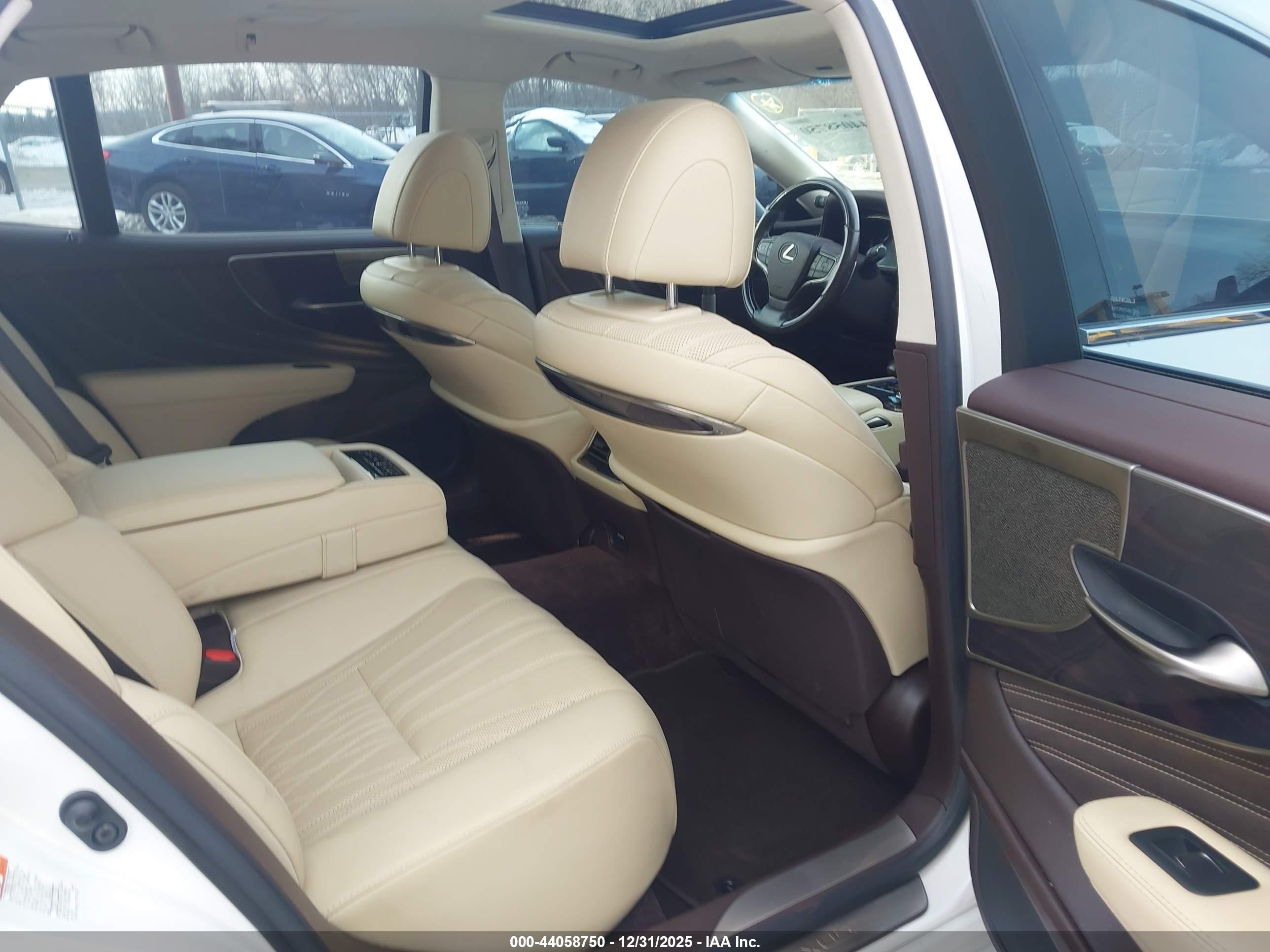 LEXUS LS image 8