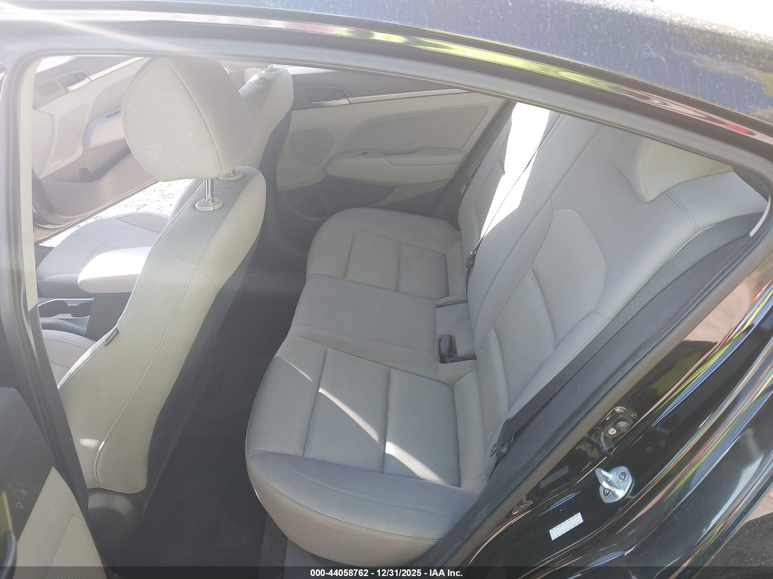 HYUNDAI ELANTRA image 8