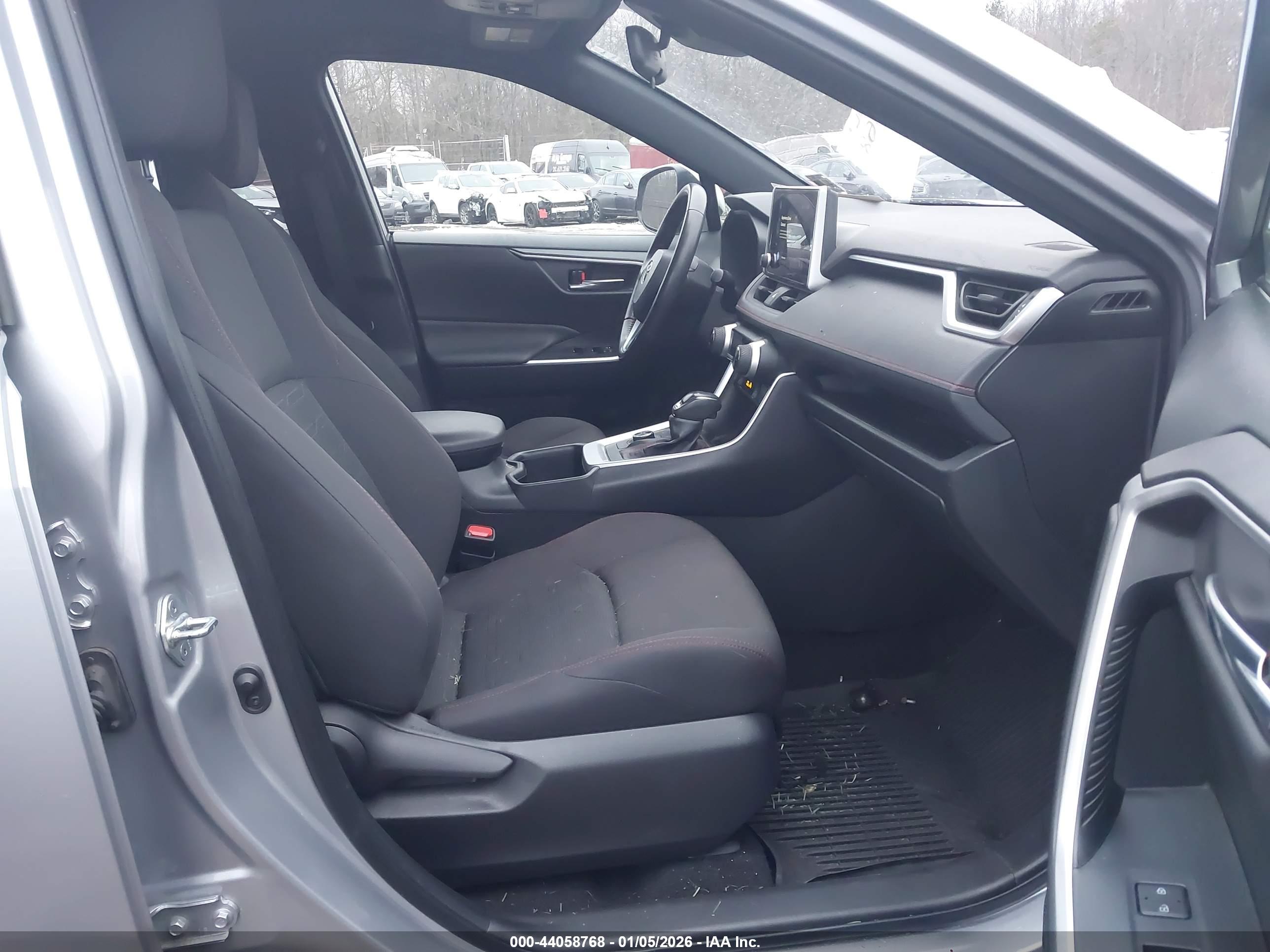 TOYOTA RAV4 image 5