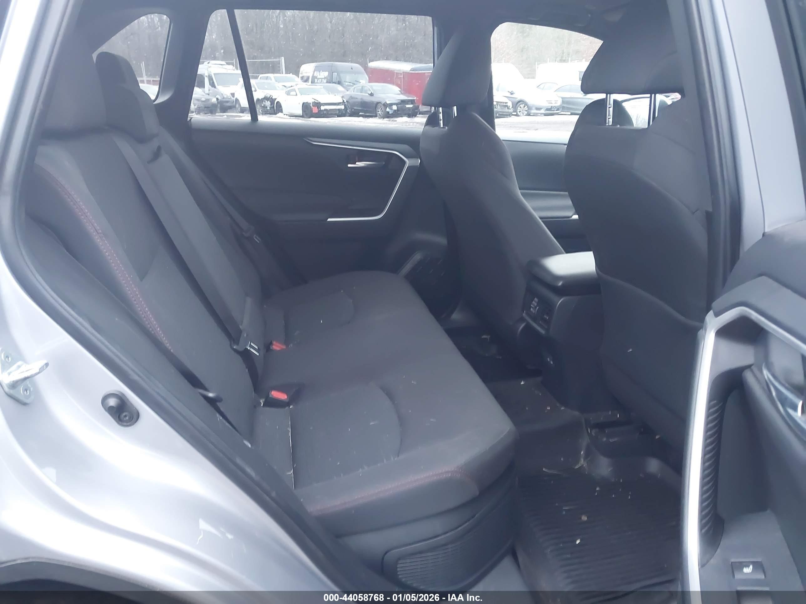TOYOTA RAV4 image 8