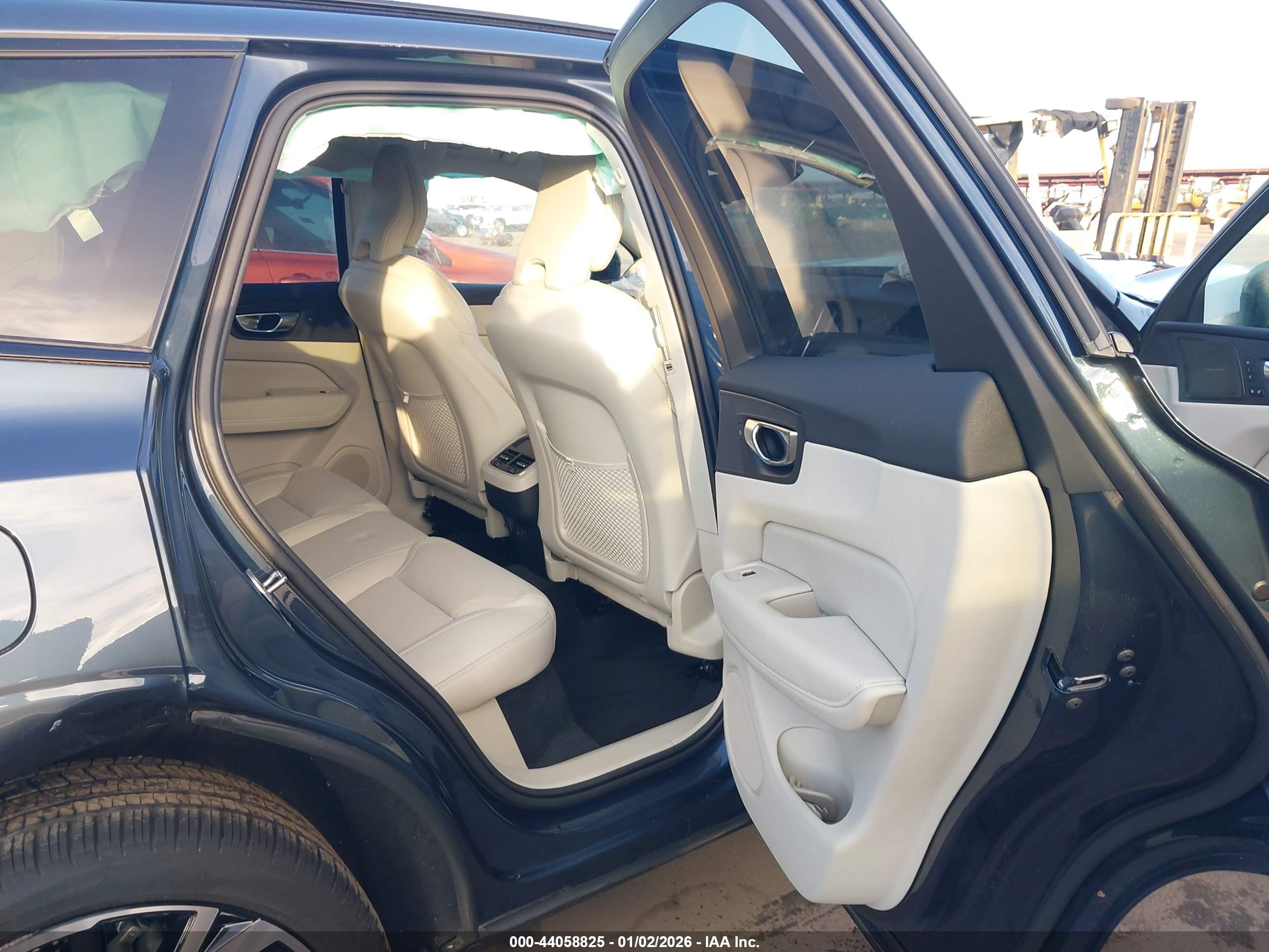 VOLVO XC60 image 8