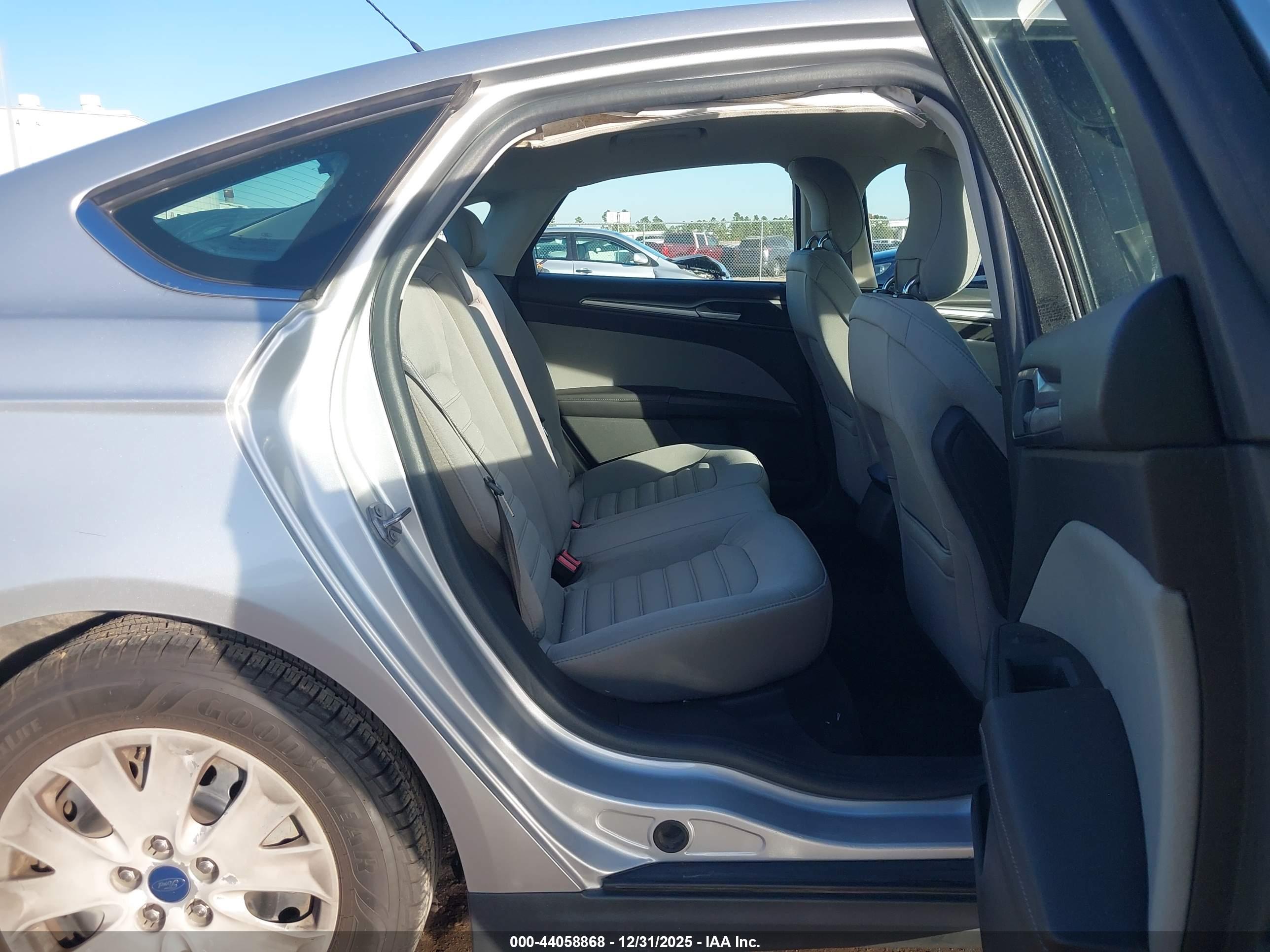 FORD FUSION image 8