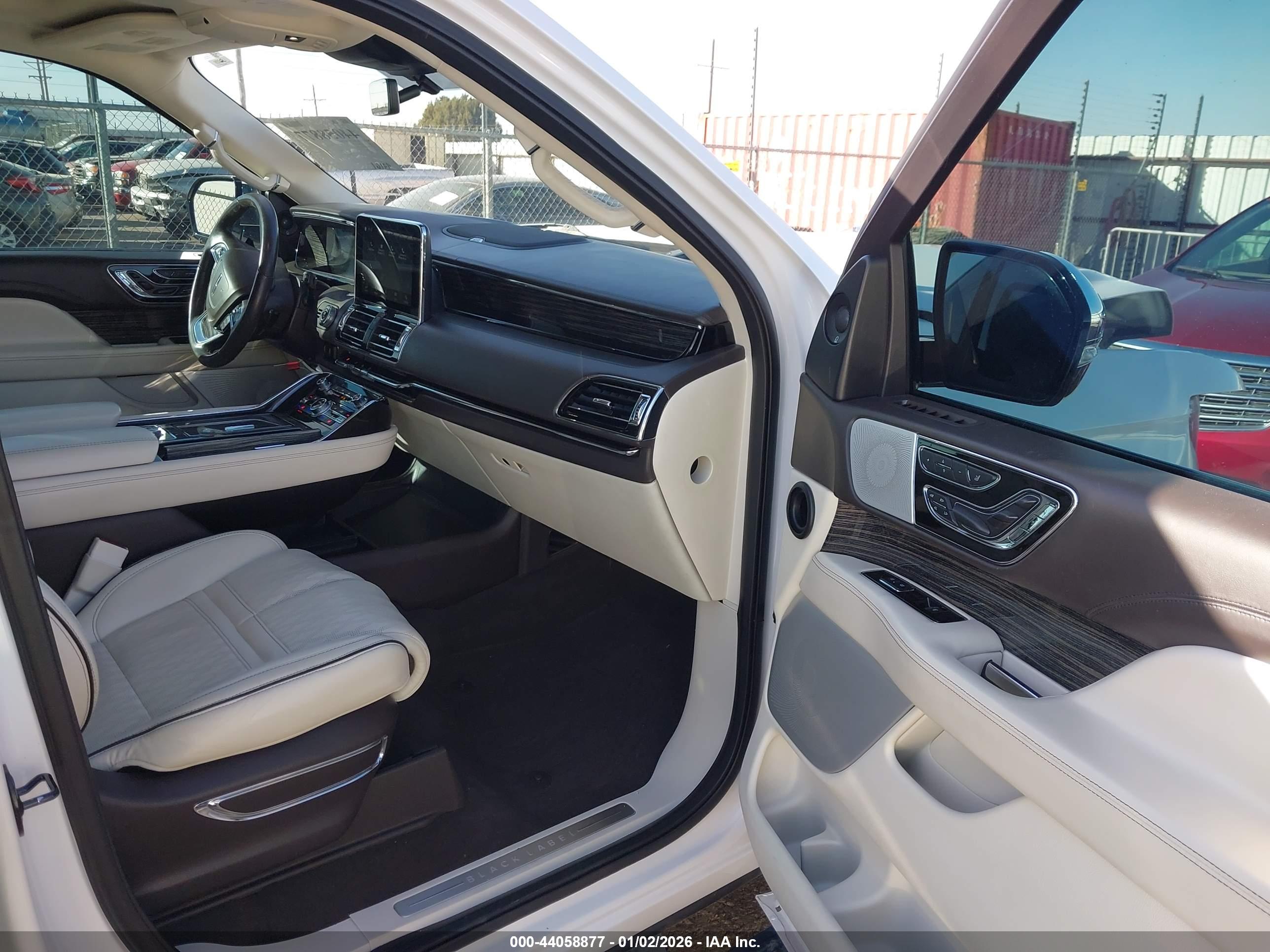 LINCOLN NAVIGATOR image 5