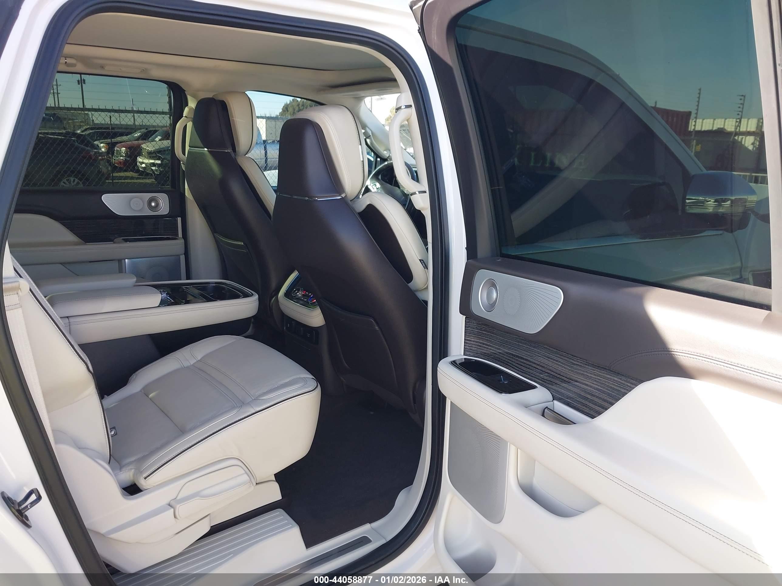 LINCOLN NAVIGATOR image 8