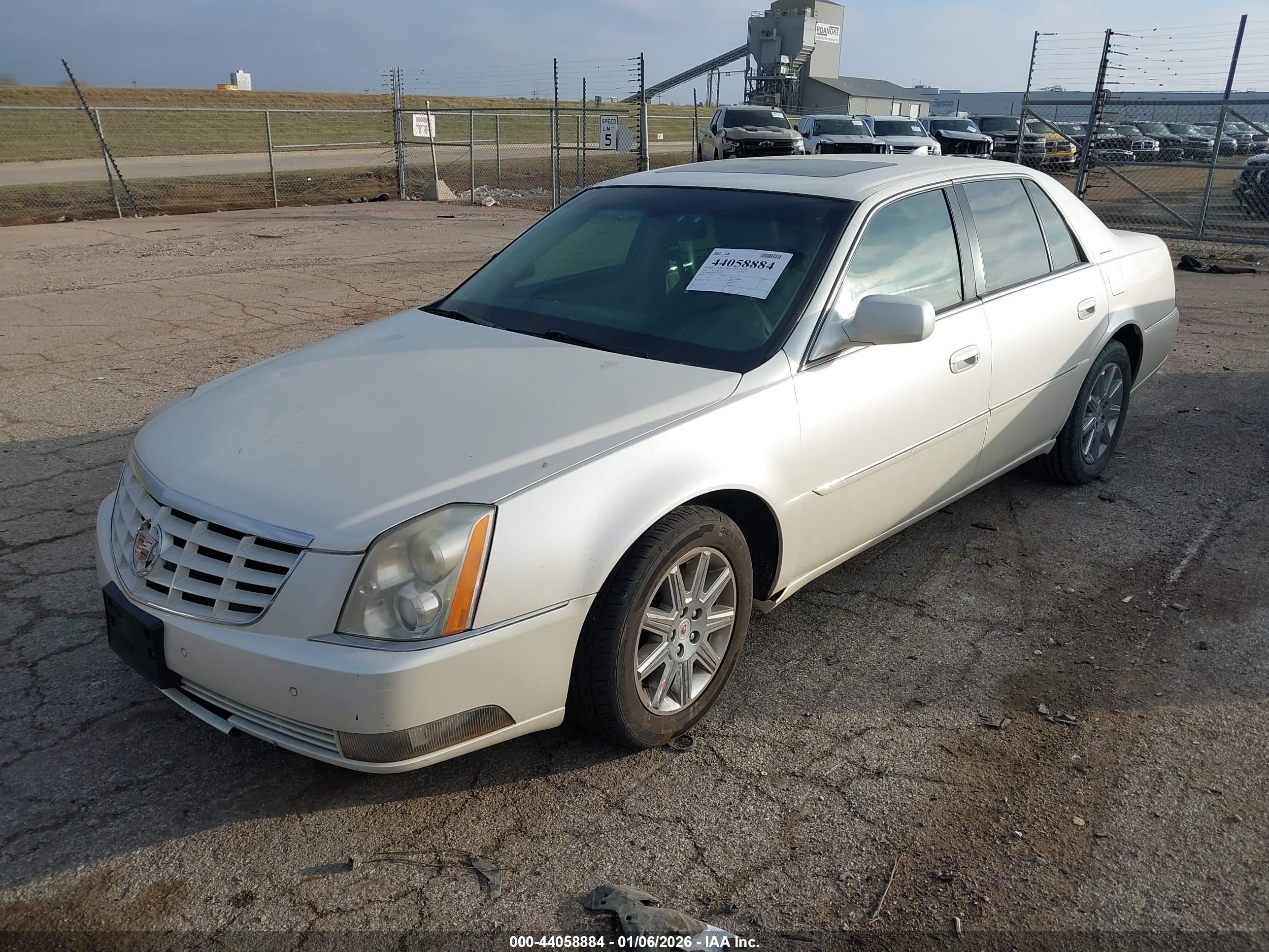 CADILLAC DTS image 2