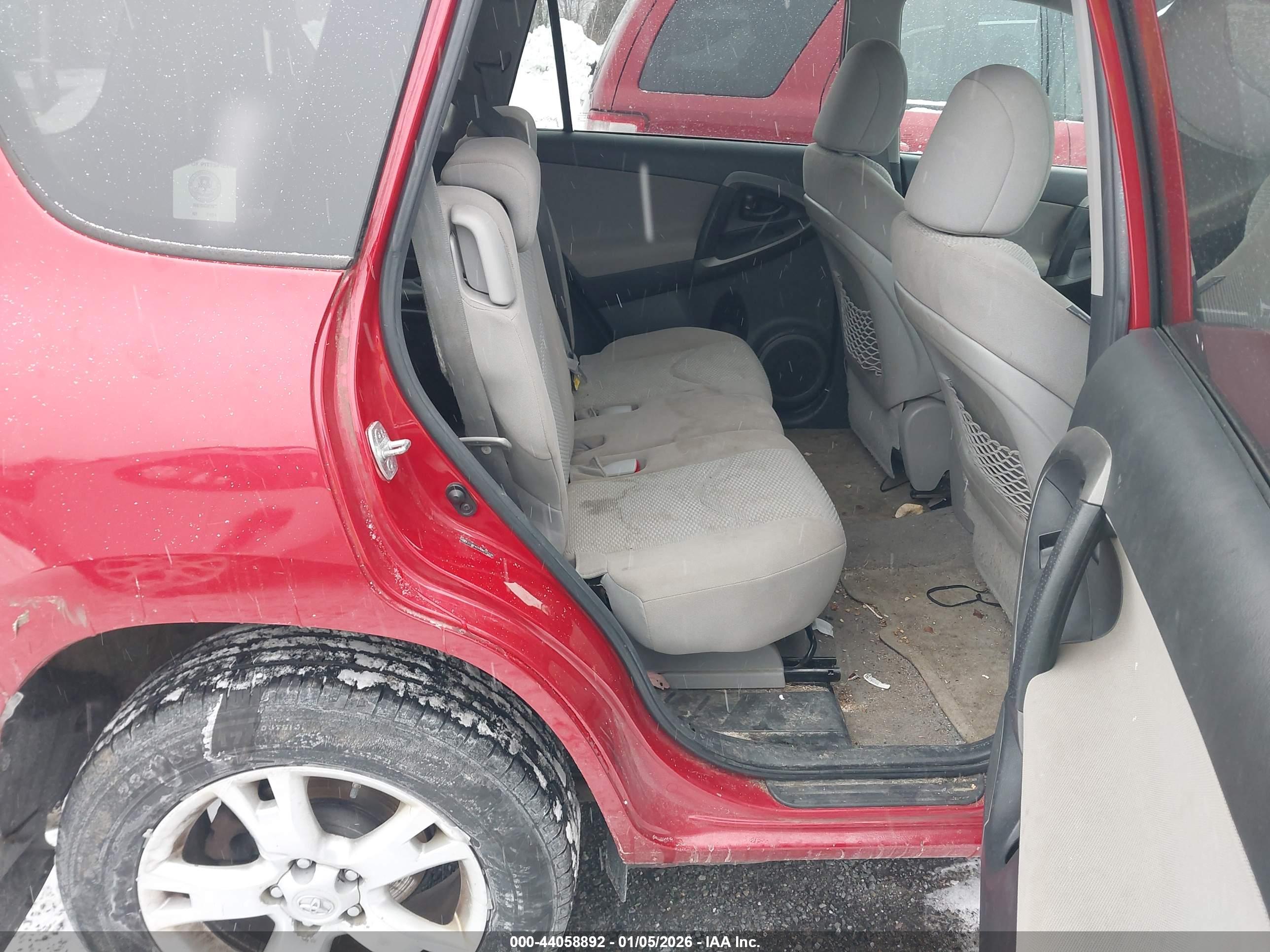 TOYOTA RAV4 image 8