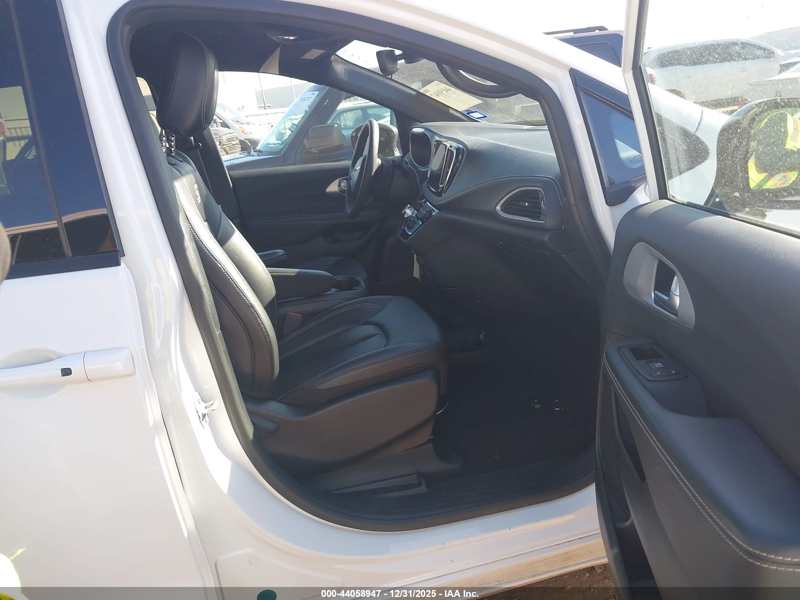 CHRYSLER PACIFICA image 5
