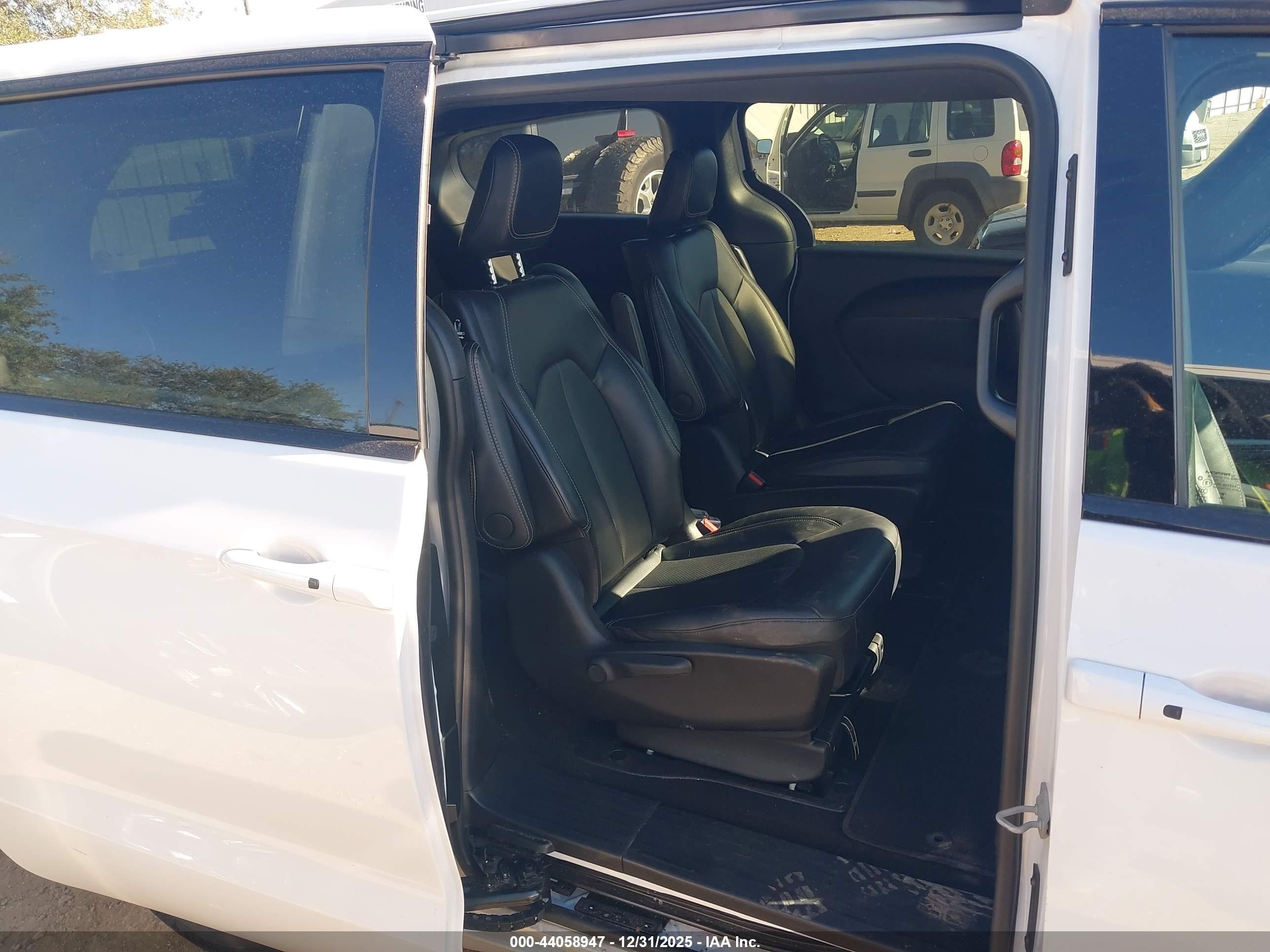 CHRYSLER PACIFICA image 8