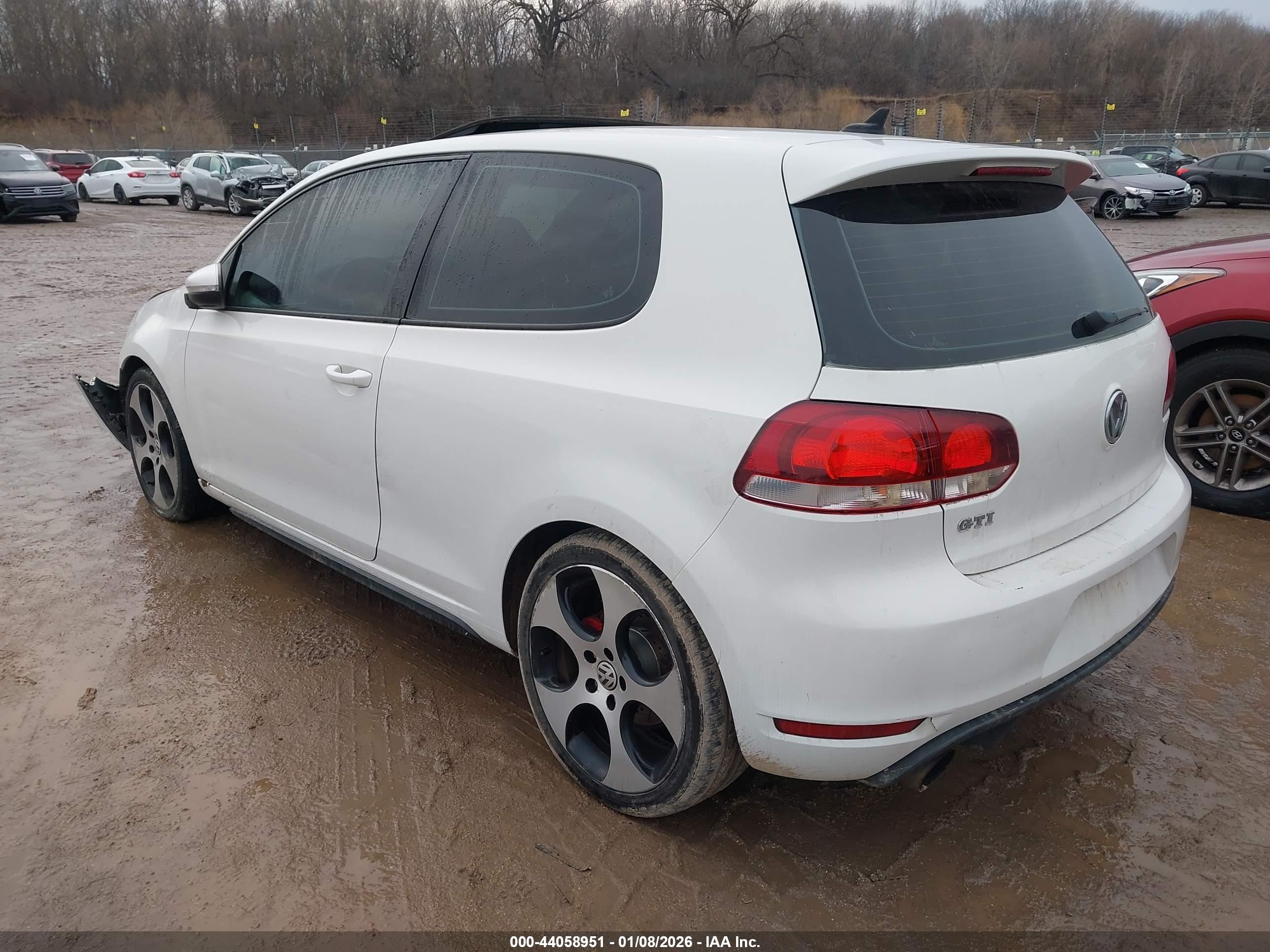VOLKSWAGEN GTI image 3