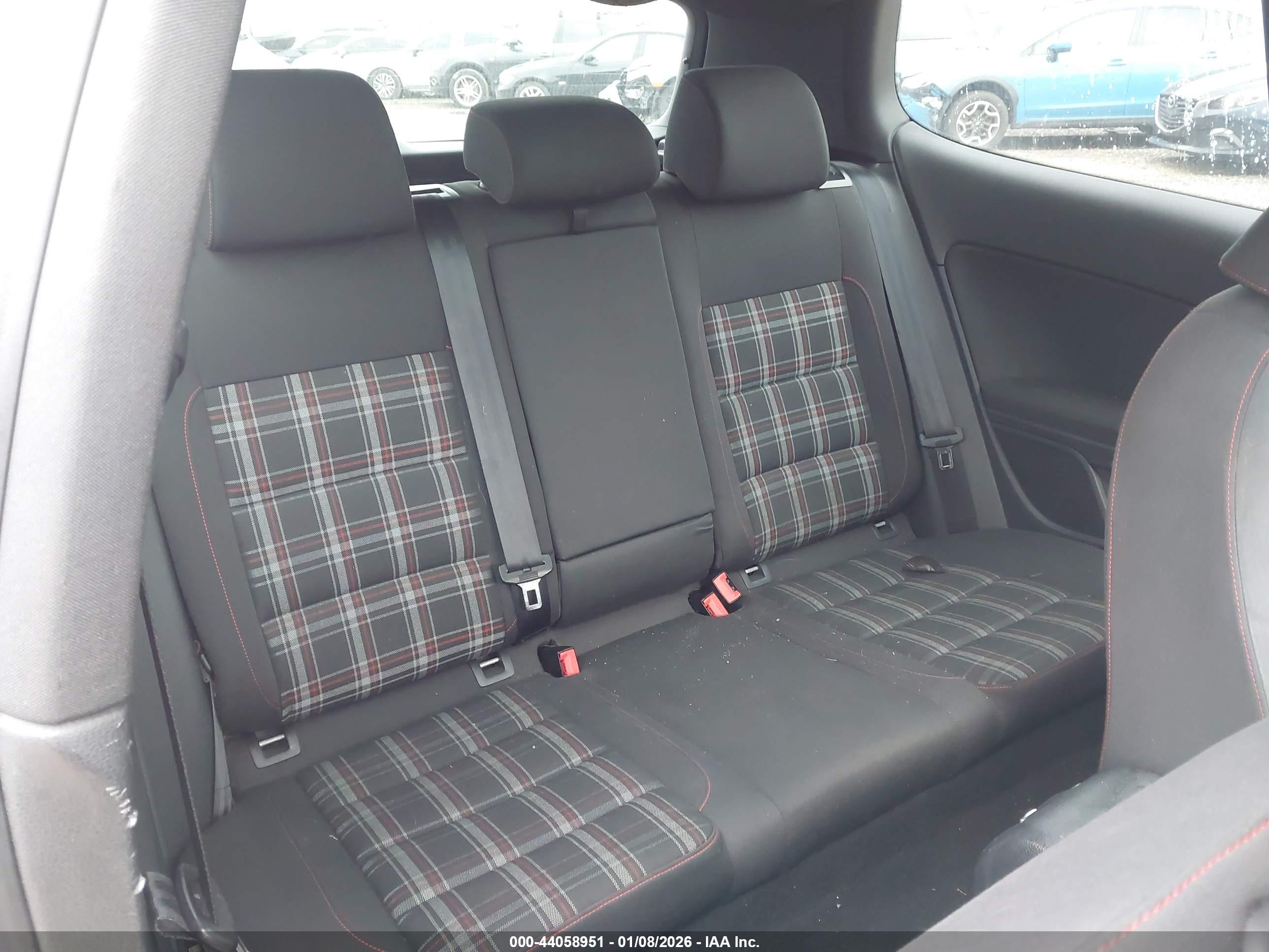 VOLKSWAGEN GTI image 8