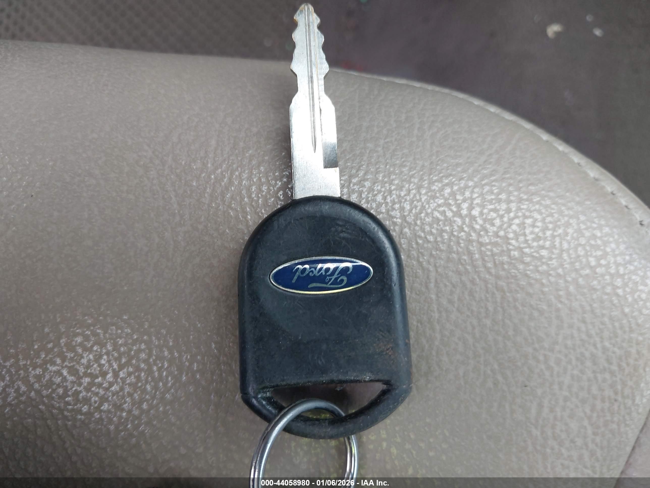 FORD TAURUS image 11