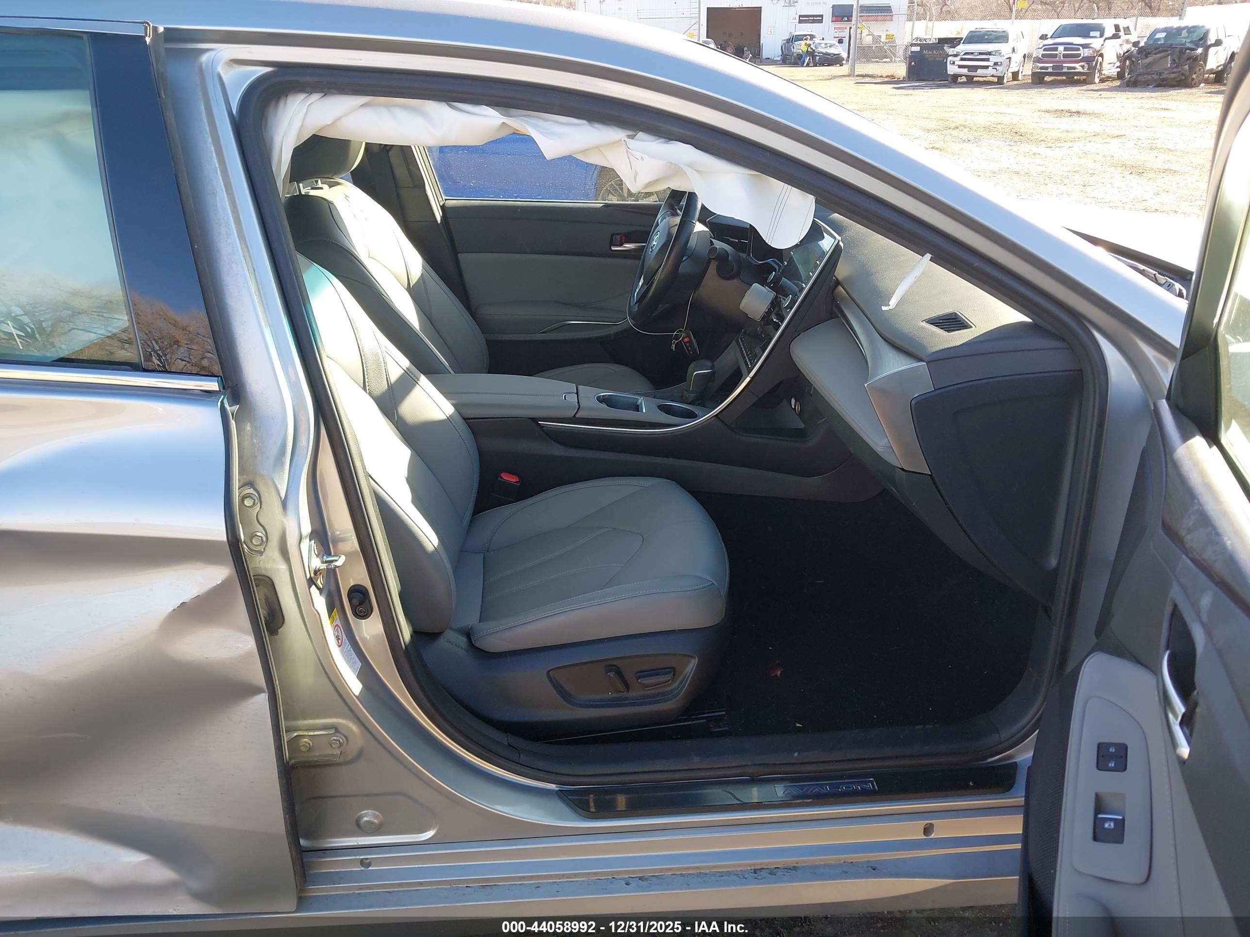 TOYOTA AVALON image 5