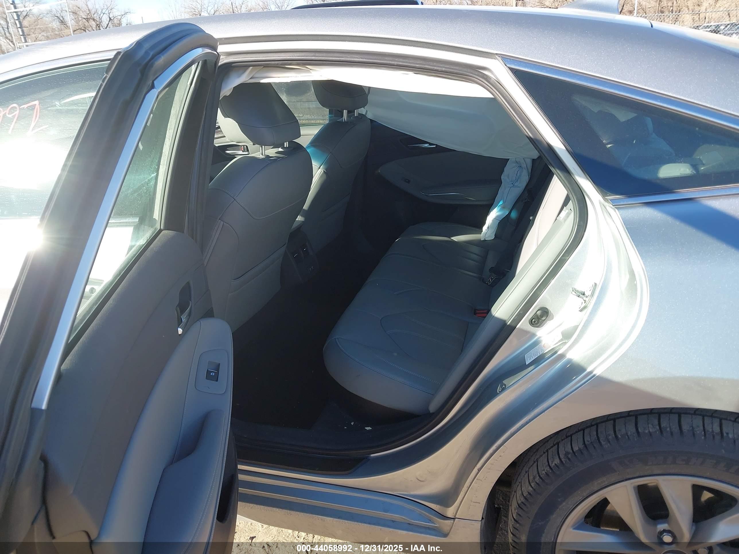 TOYOTA AVALON image 8