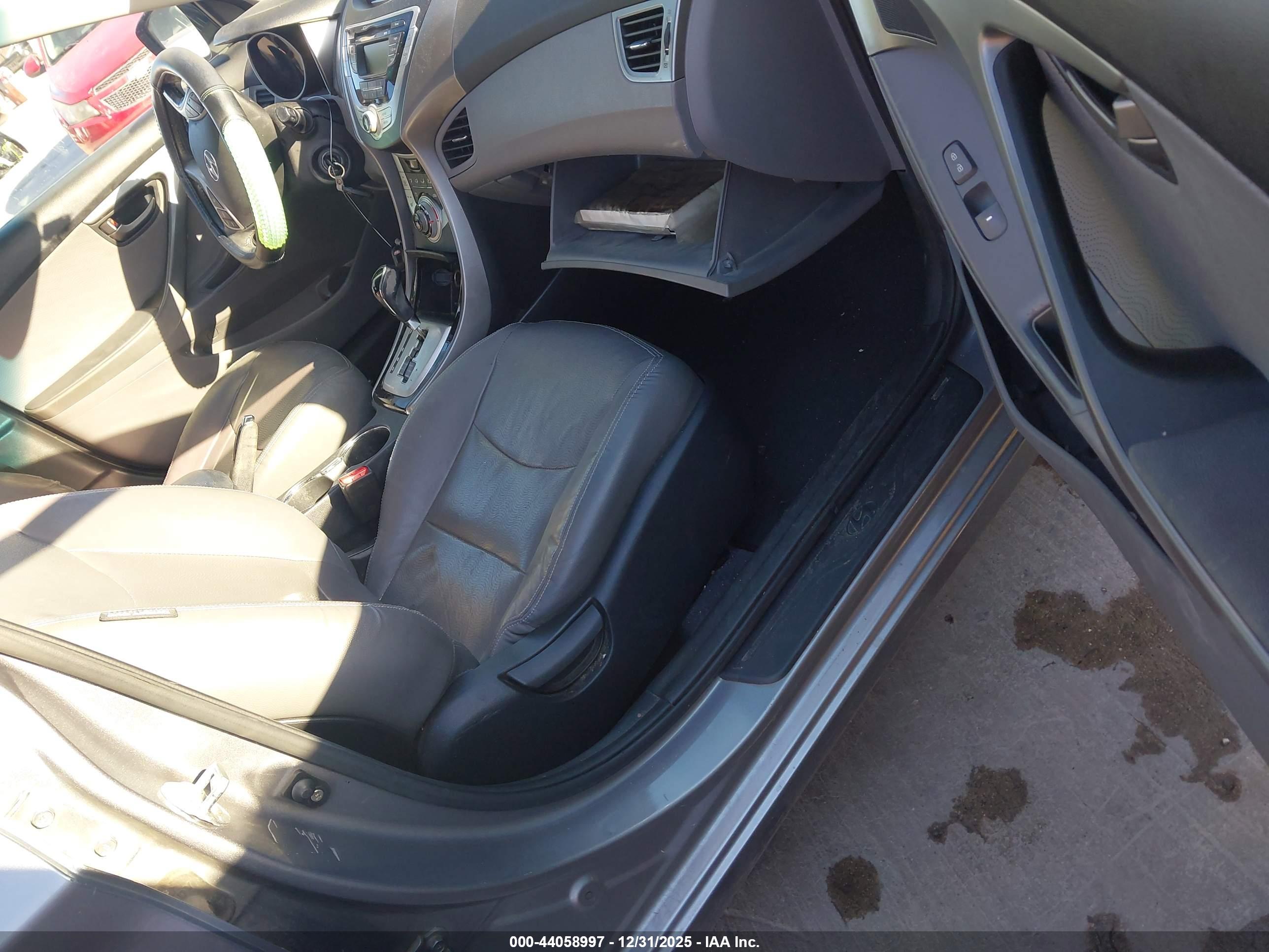 HYUNDAI ELANTRA image 5