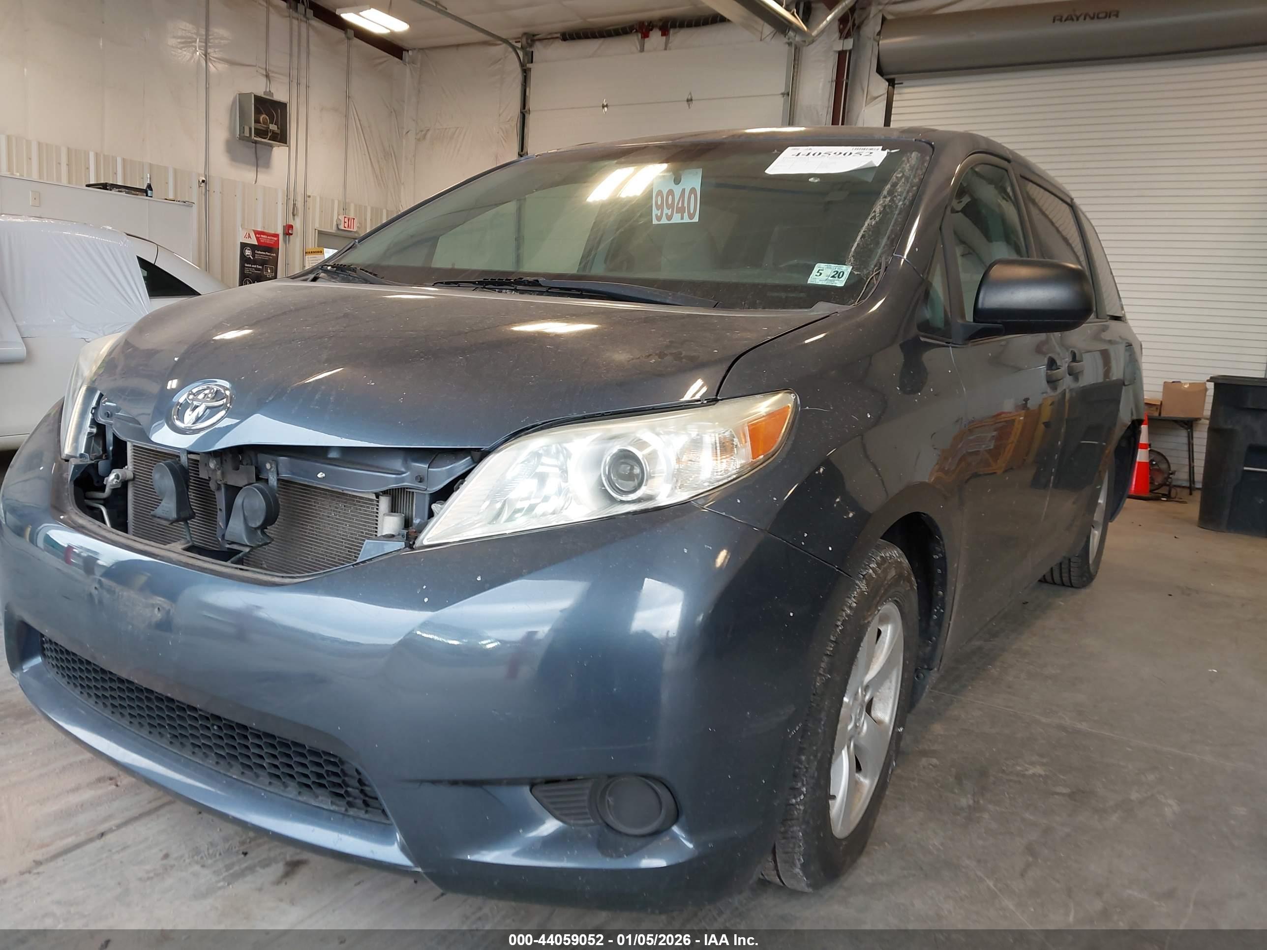 TOYOTA SIENNA image 2