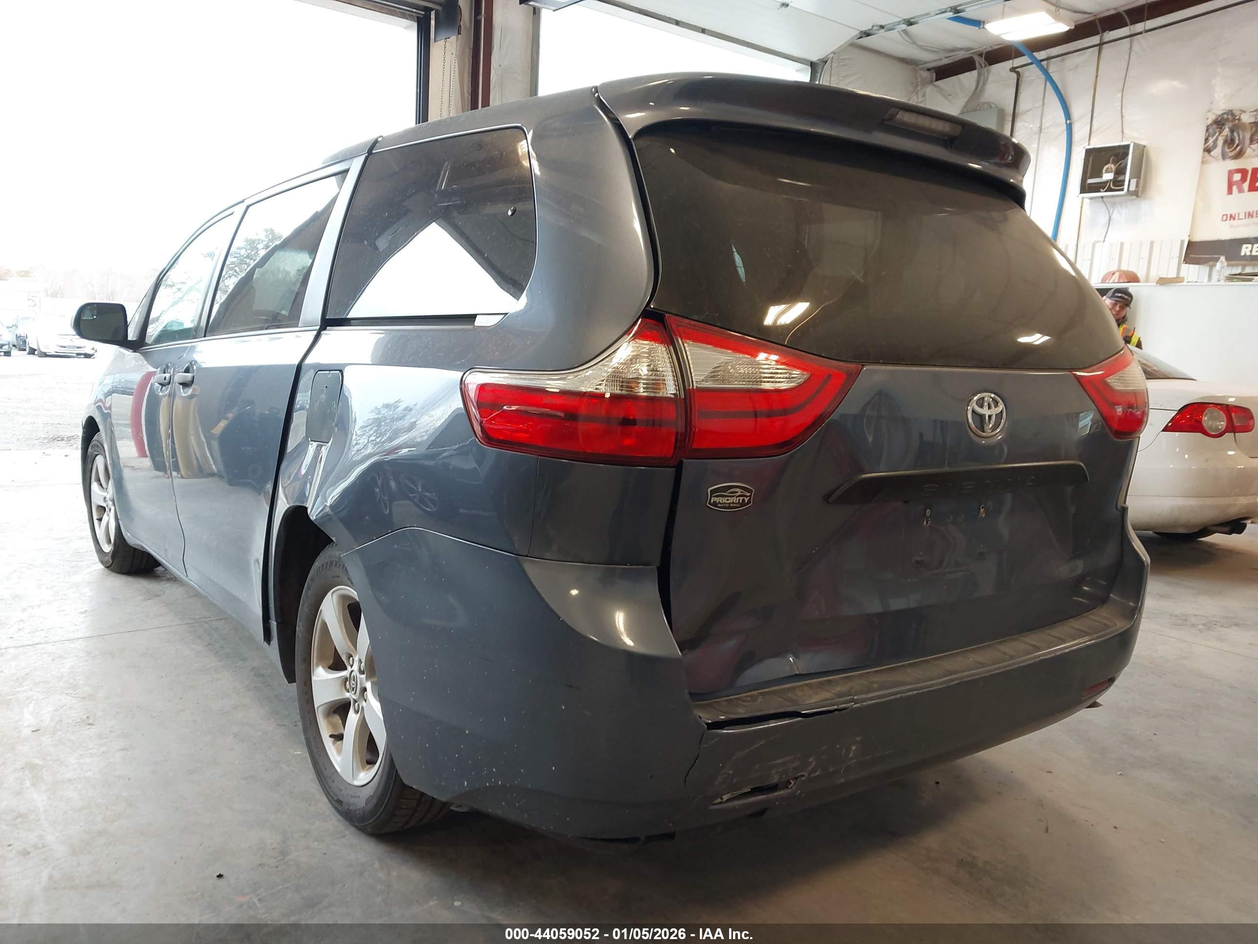 TOYOTA SIENNA image 3