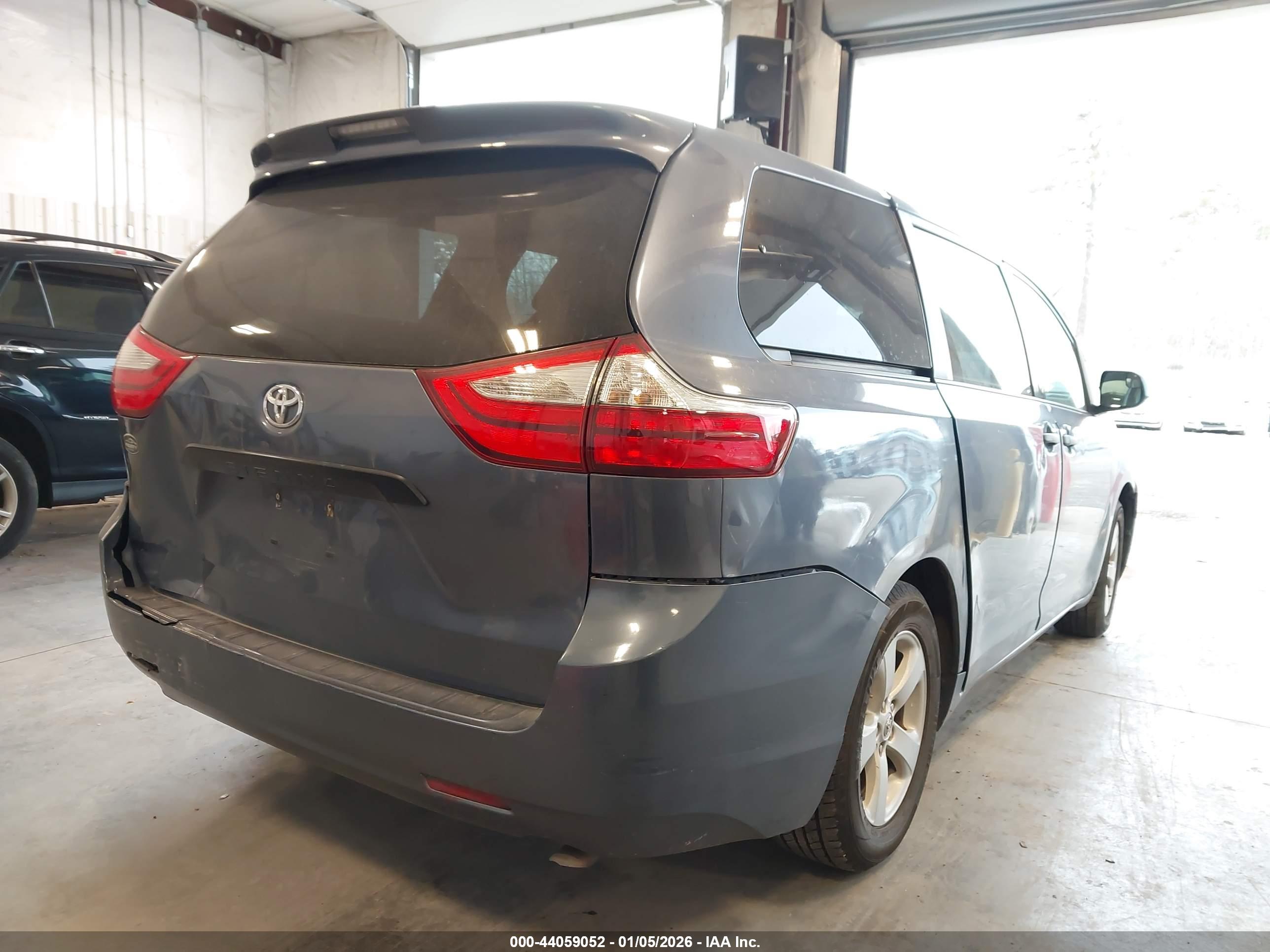 TOYOTA SIENNA image 4