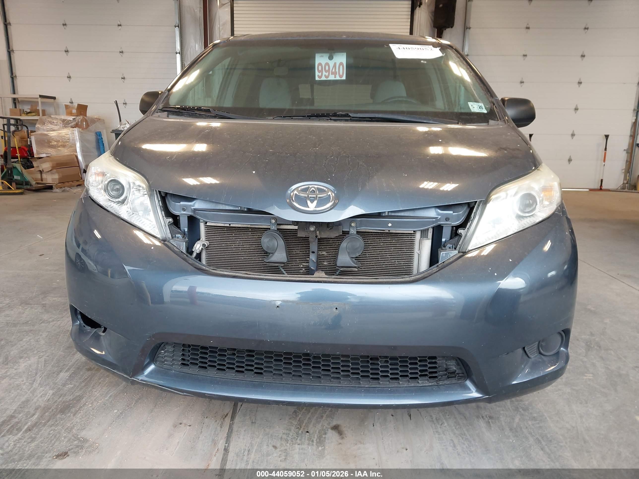TOYOTA SIENNA image 6