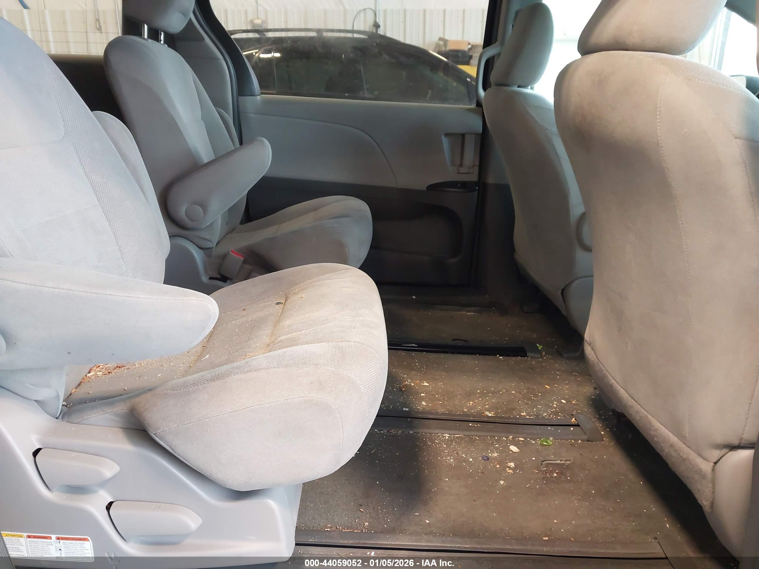 TOYOTA SIENNA image 8