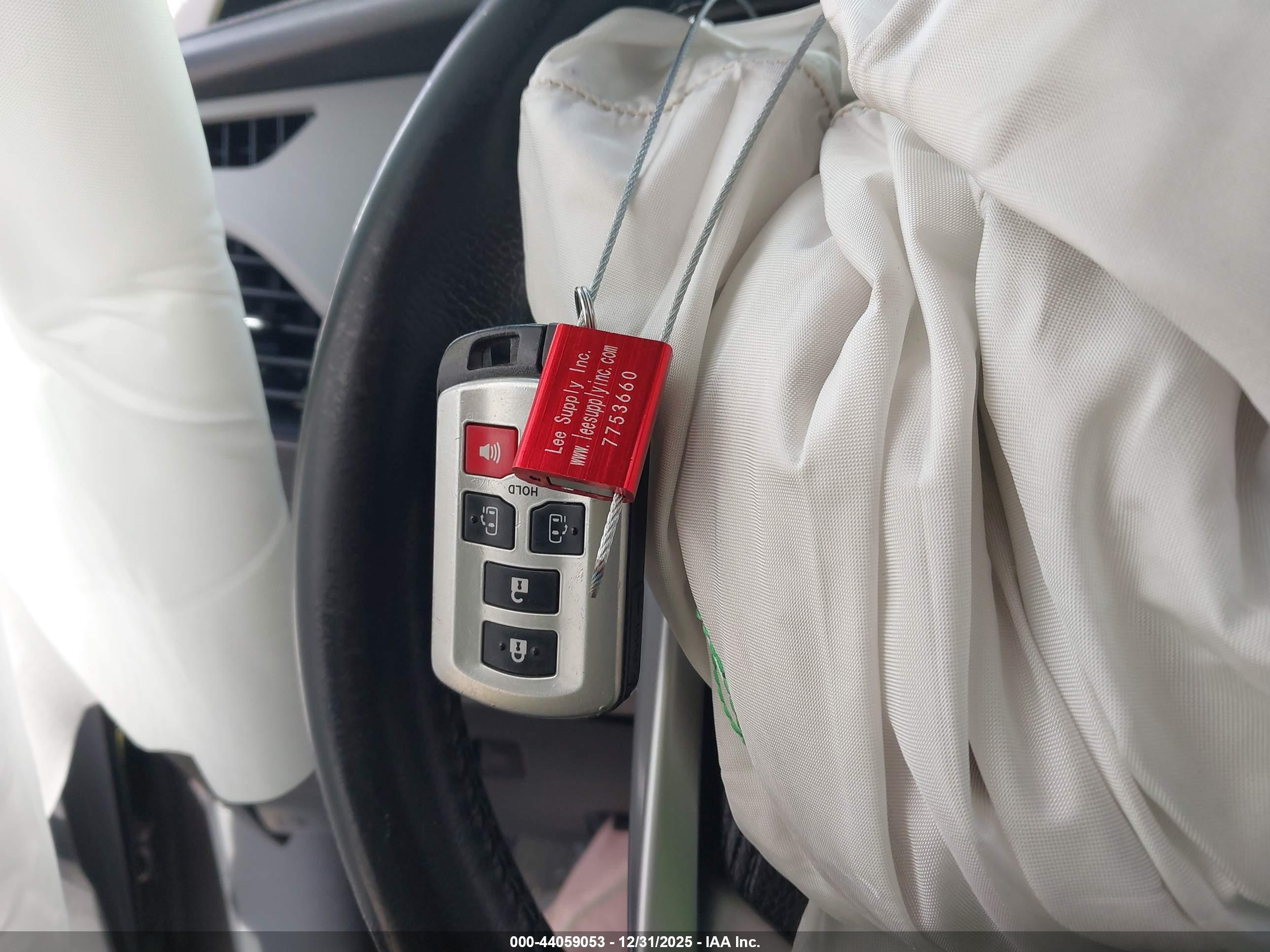 TOYOTA SIENNA image 11