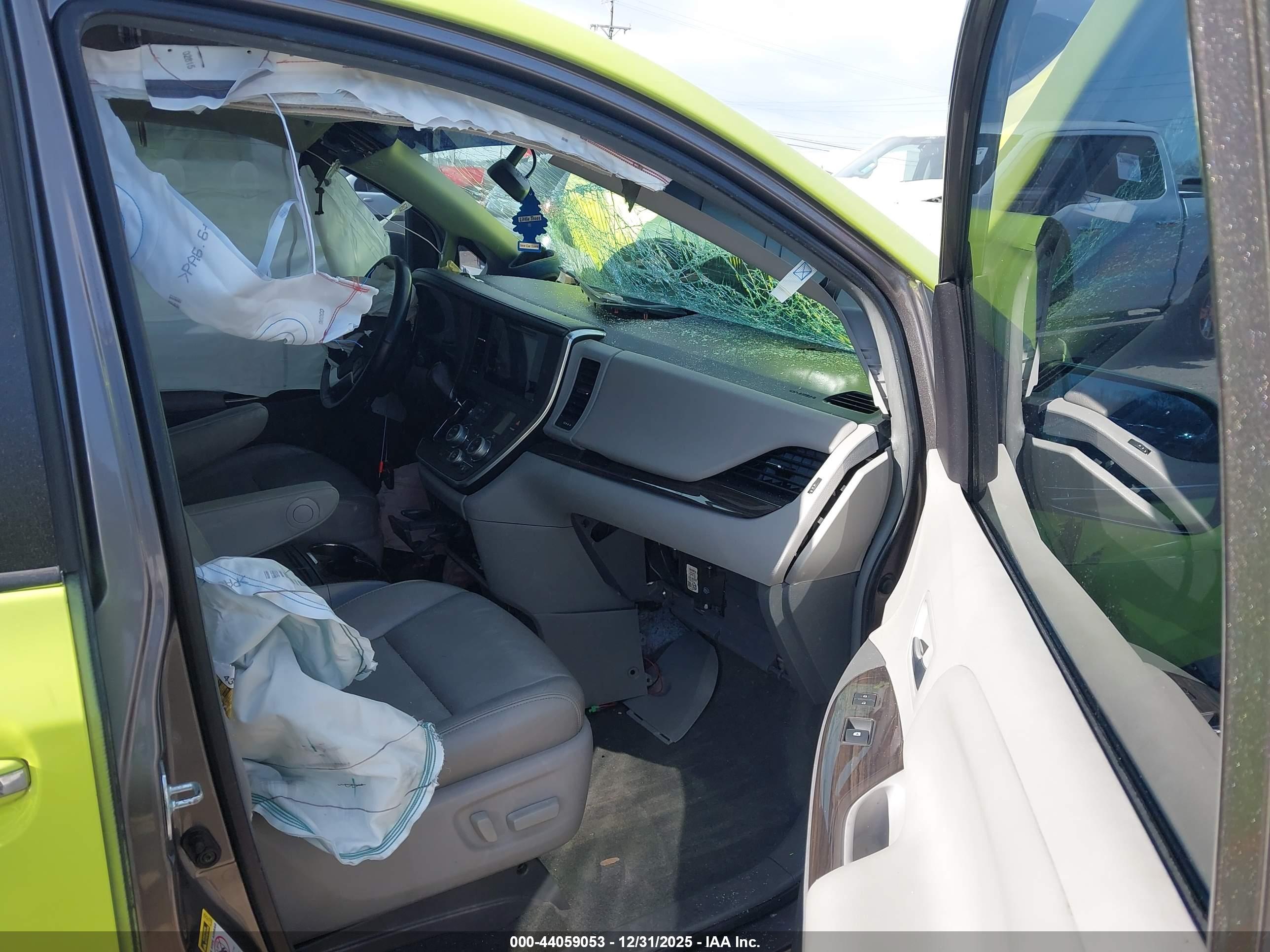 TOYOTA SIENNA image 5